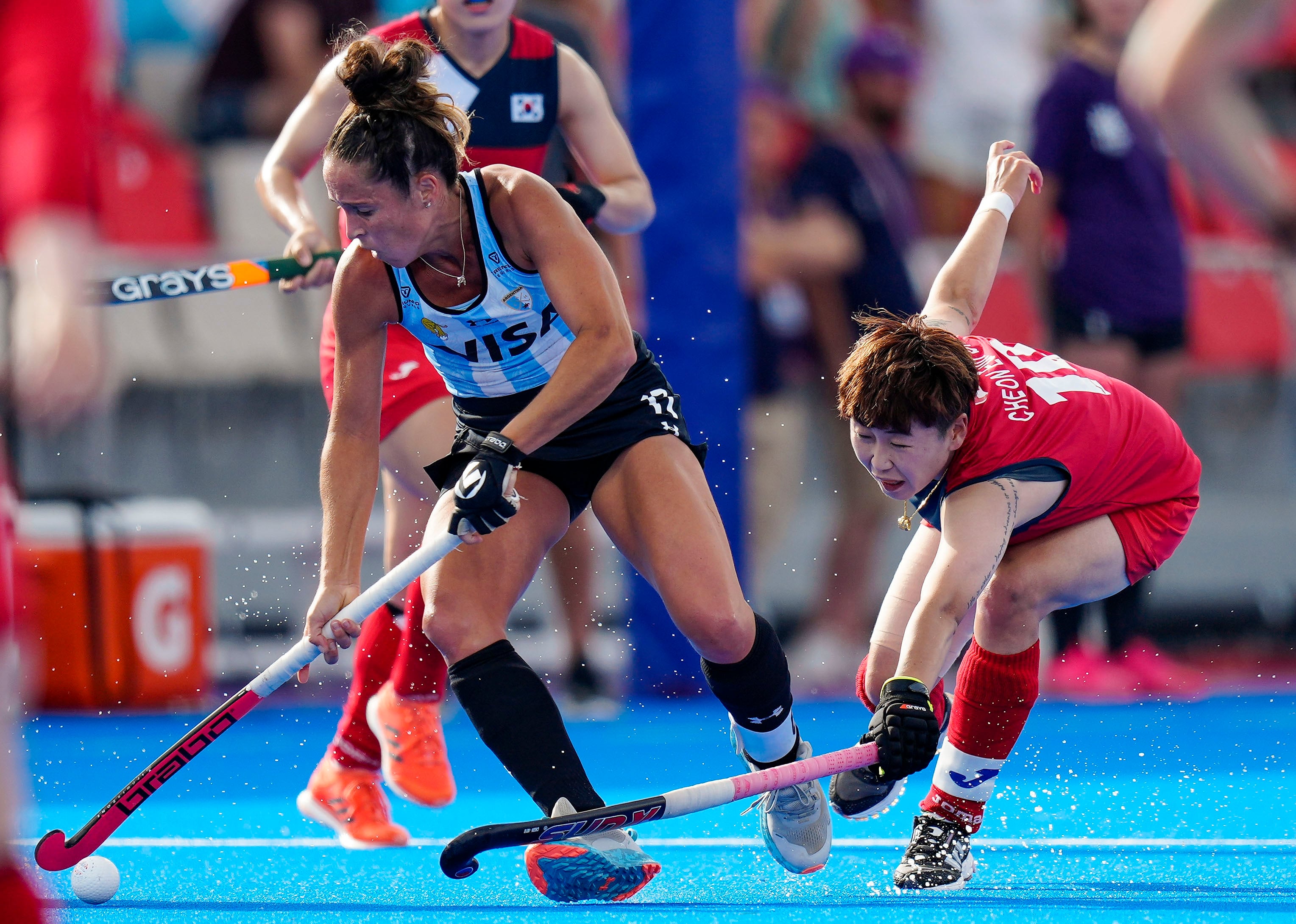 Rocío Sánchez, capitana de las Leonas, la selección argentina de hockey que es esperanza de medalla en los Juegos Olímpicos de París. EFE/ Enric Fontcuberta. 