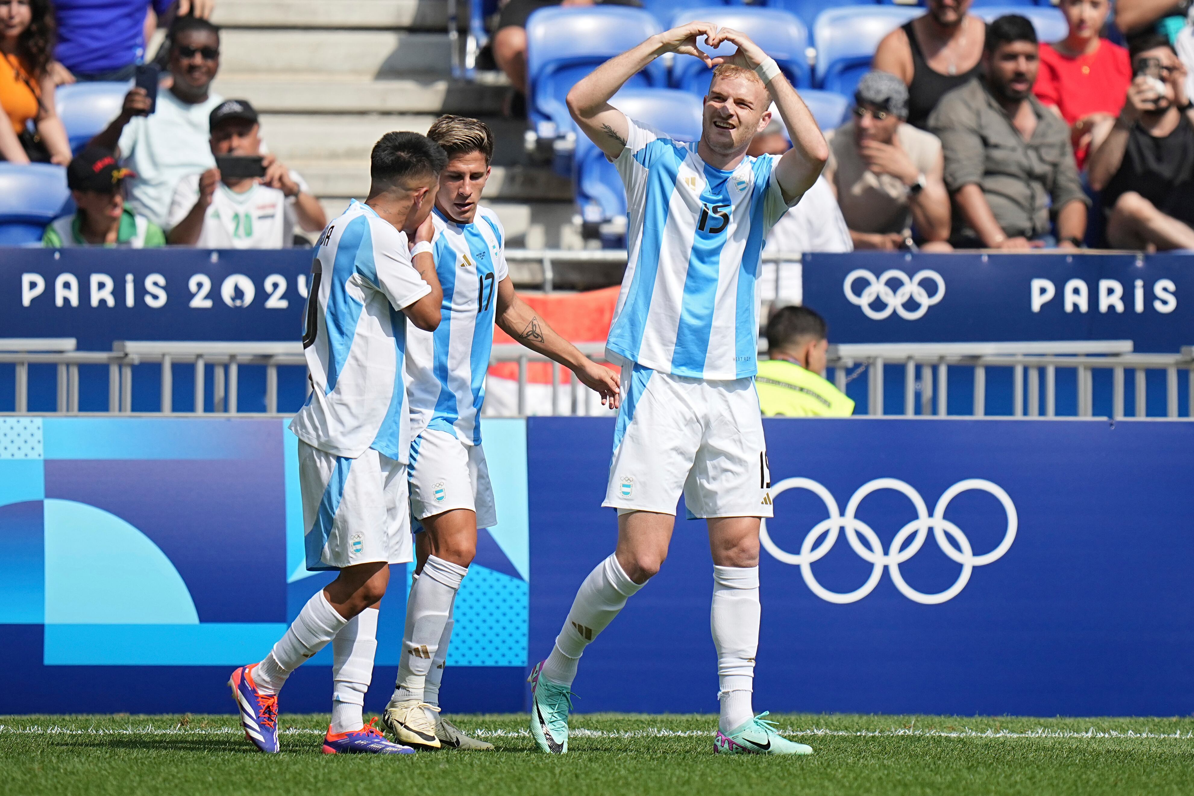 El delantero de Argentina, Luciano Gondou, a la derecha, celebra tras convertir su gol ante Irak en el partido por el Grupo B de los Juegos Olímpicos (AP Foto/Laurent Cipriani)