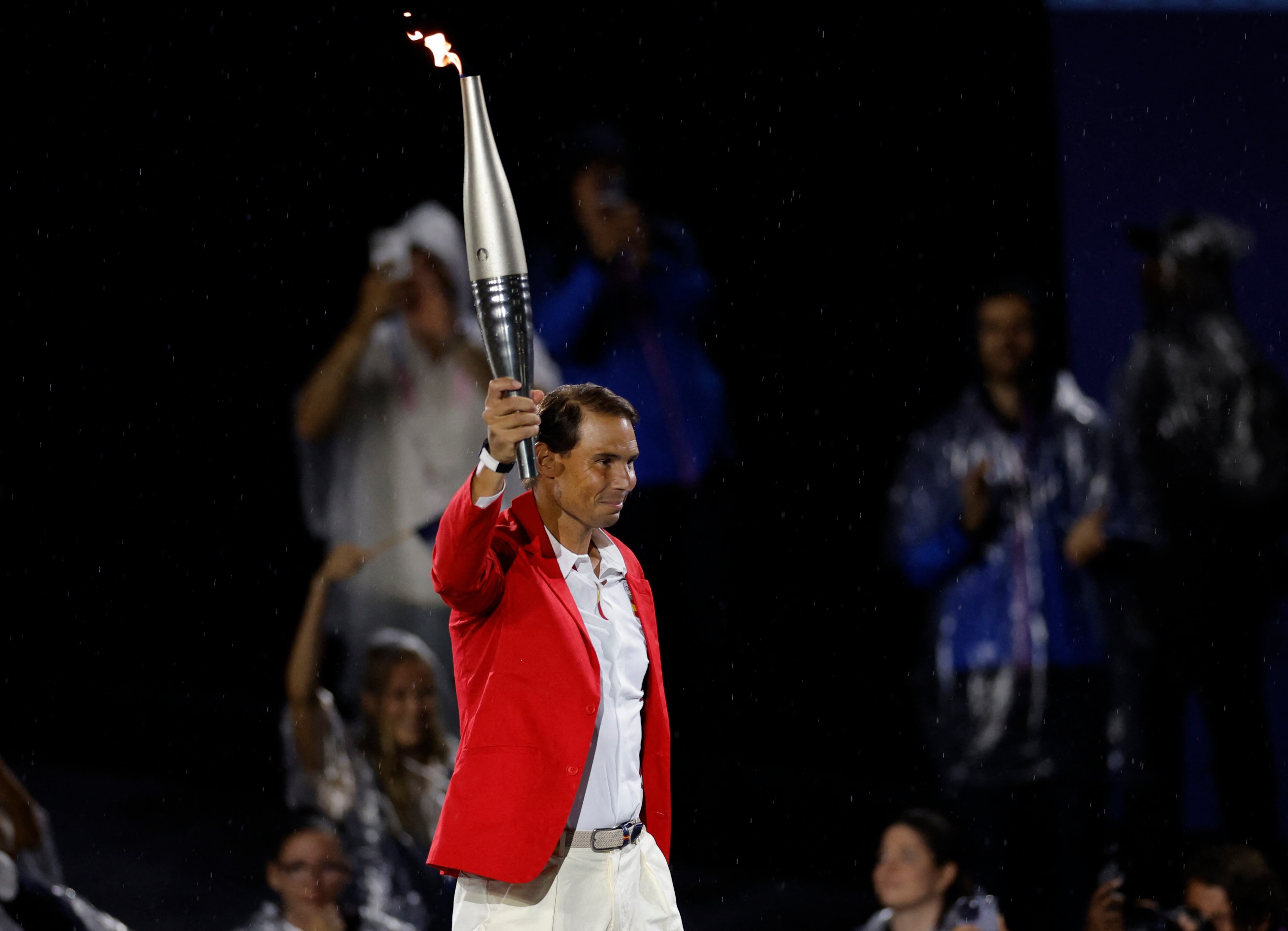 El tenista Rafael Nadal, quien relevó la antorcha olímpica en la ceremonia inaugural, debutará en los Juegos Olímpicos de París haciendo dupla con Carlos Alcaraz (REUTERS/Anushree Fadnavis)