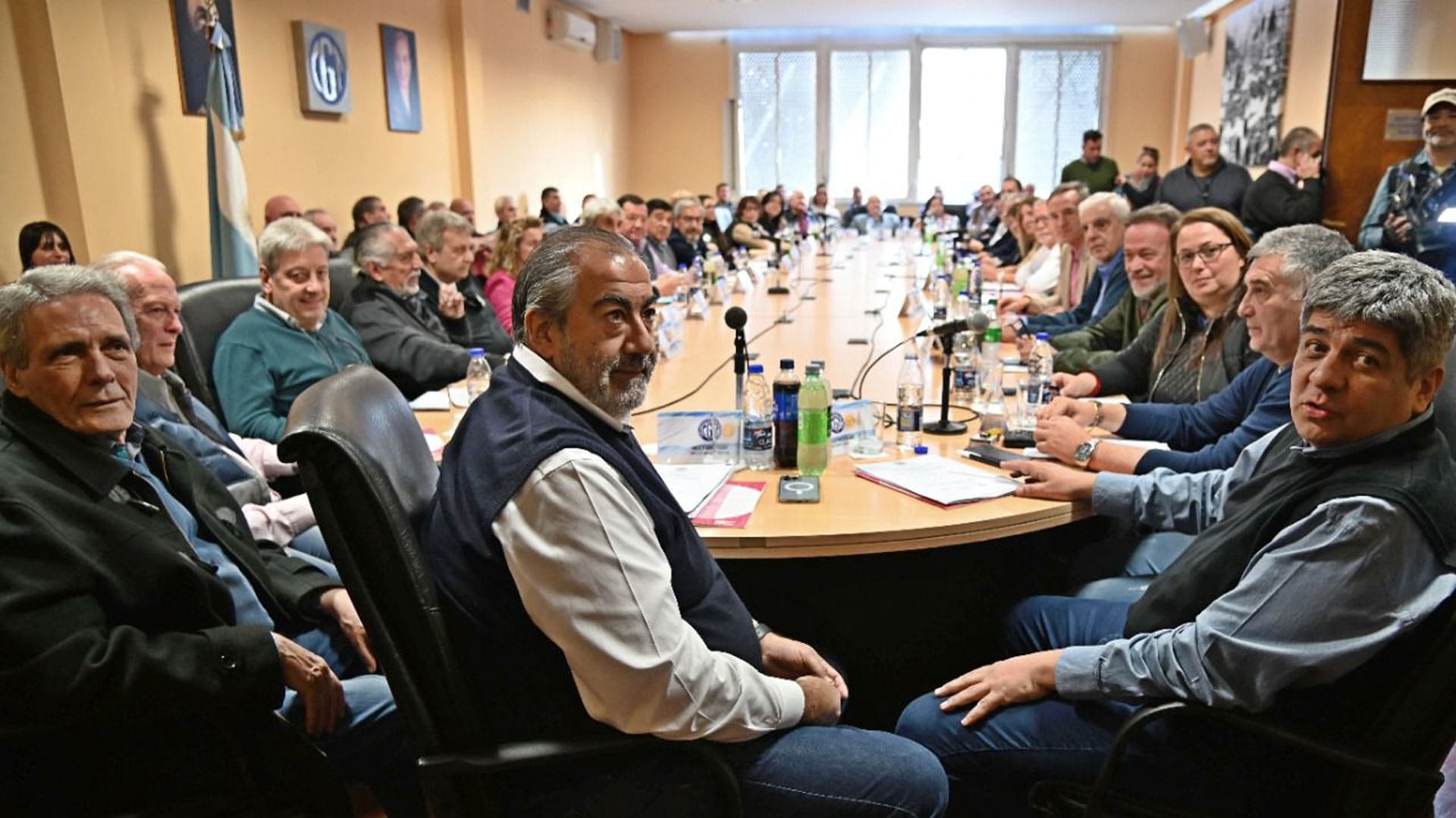 Héctor Daer y Pablo Moyano, con el consejo directivo de la CGT