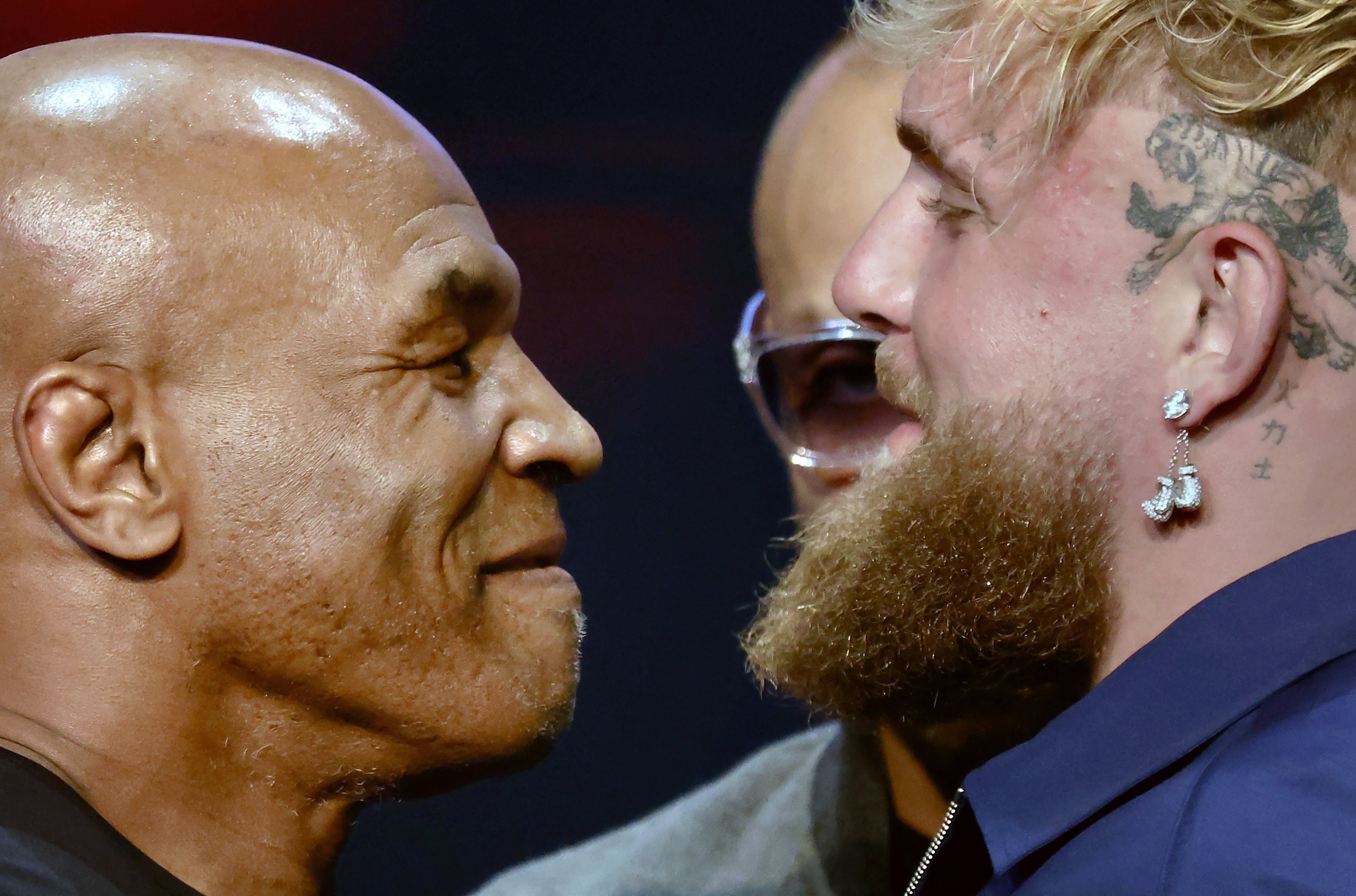 Mike Tyson frente a Jake Paul en la rueda de prensa promocional de su pelea (EFE/ Peter Foley)