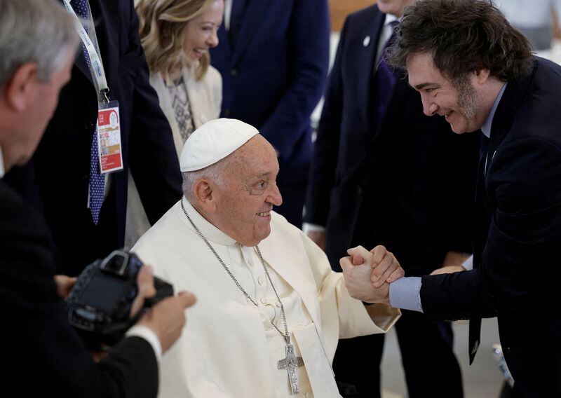 El papa Francisco y el presidente de Argentina, Javier Milei, conversan antes de una sesión sobre Inteligencia Artificial (IA), Energía, África y Mediterráneo en el segundo día de la cumbre del G7 en Borgo Egnazia, Italia, el 14 de junio pasado 