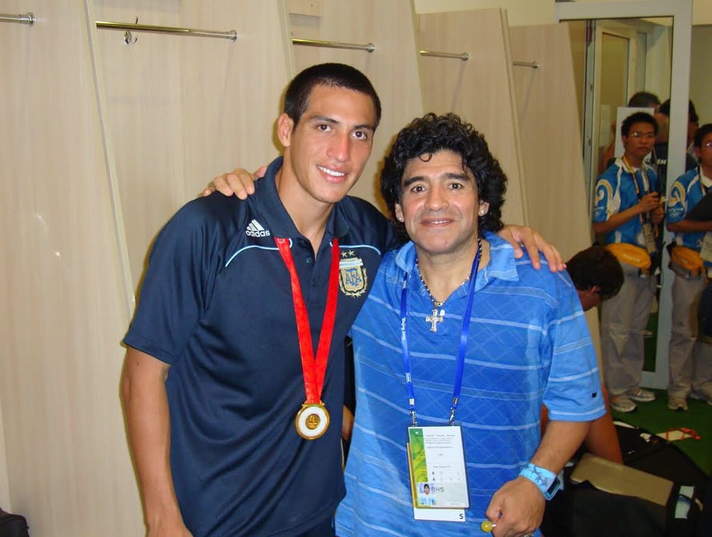 Fabián Monzón junto a Diego Maradona en los Juegos Olímpicos de Beijing 2008 (@fabian18monzon)