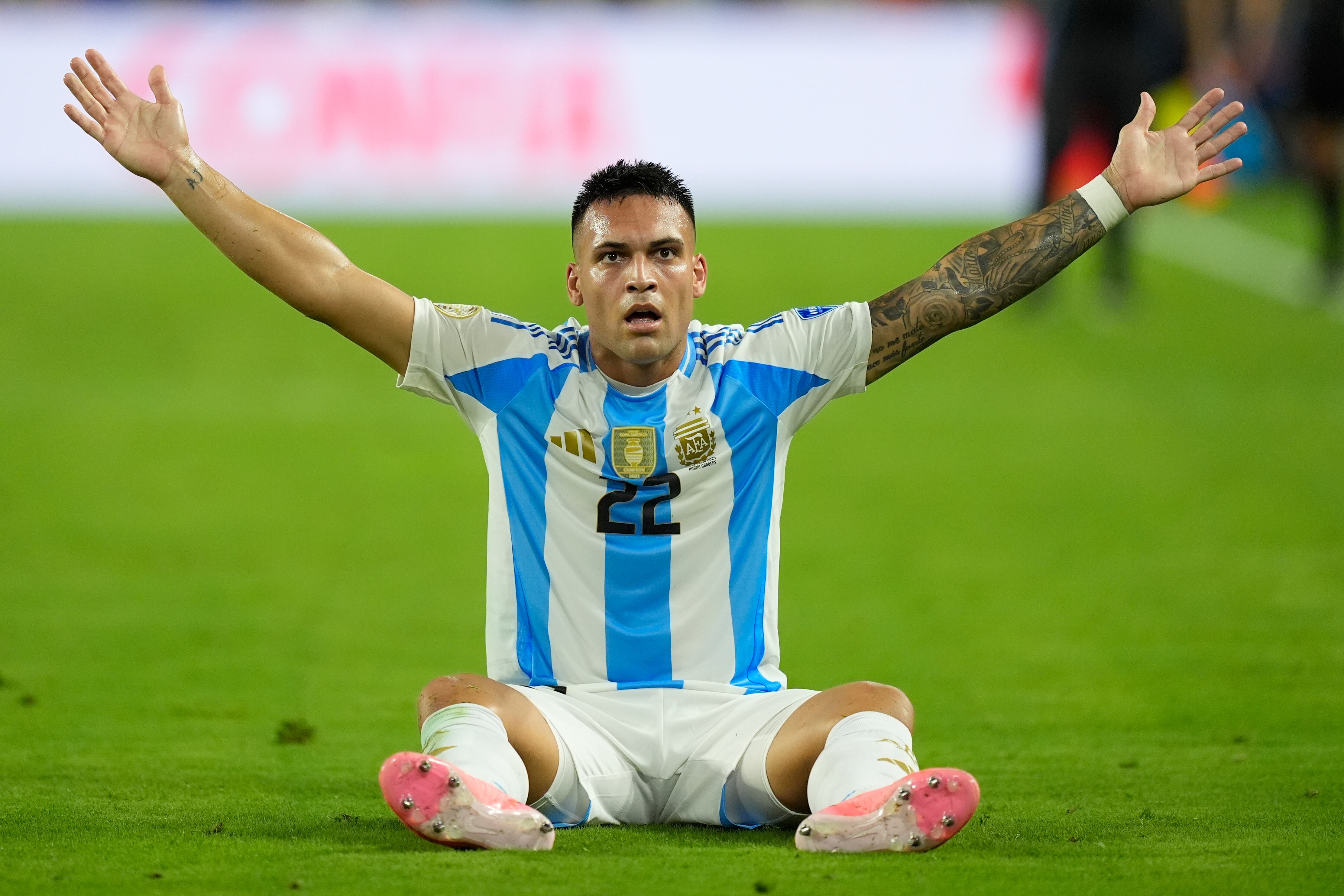 Lautaro Martínez celebra su gol ante Colombia en la final de la Copa América (AP Foto/Rebecca Blackwell)