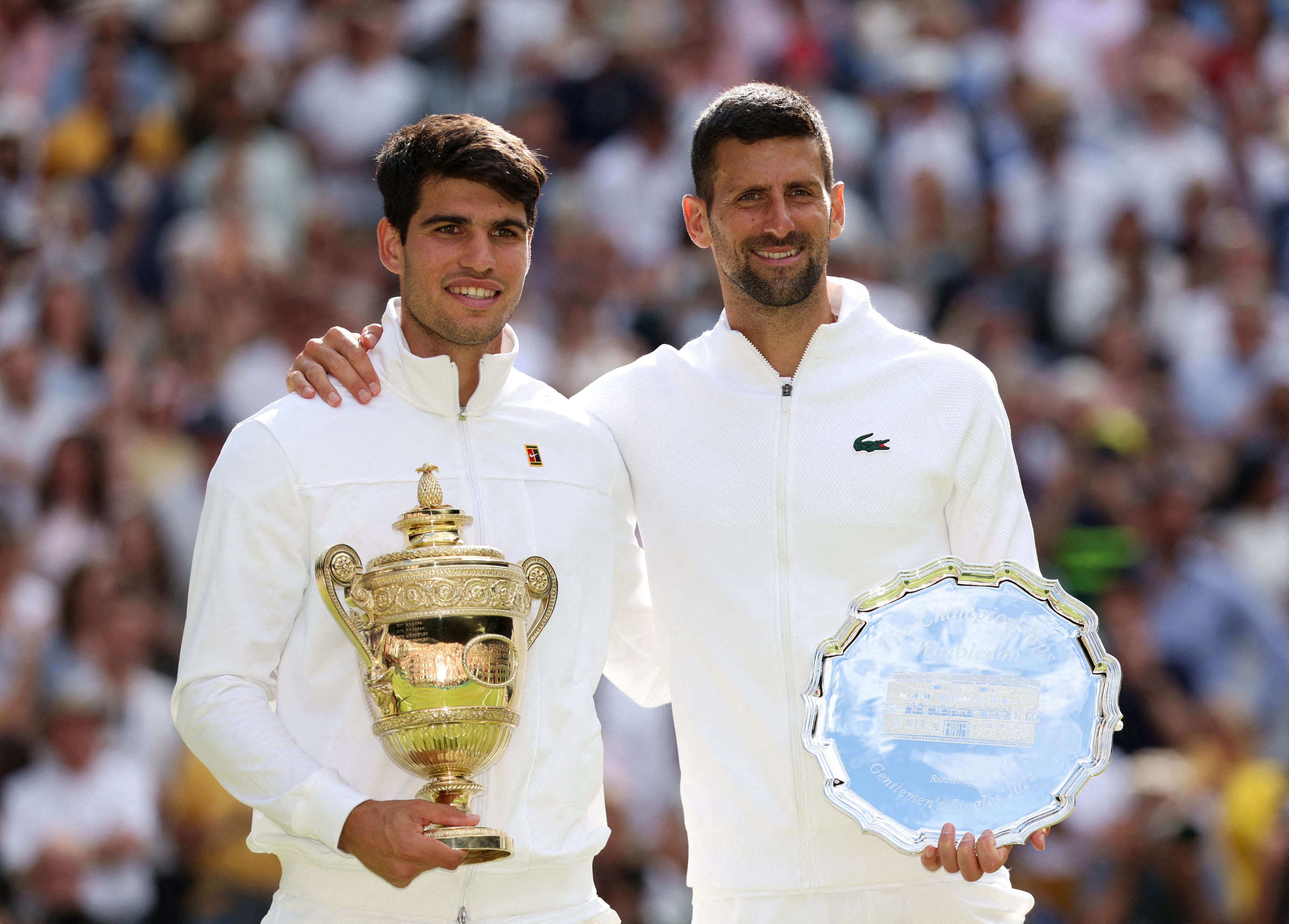 Alcaraz junto a Djokovic tras ganar Wimbledon (REUTERS/Paul Childs)