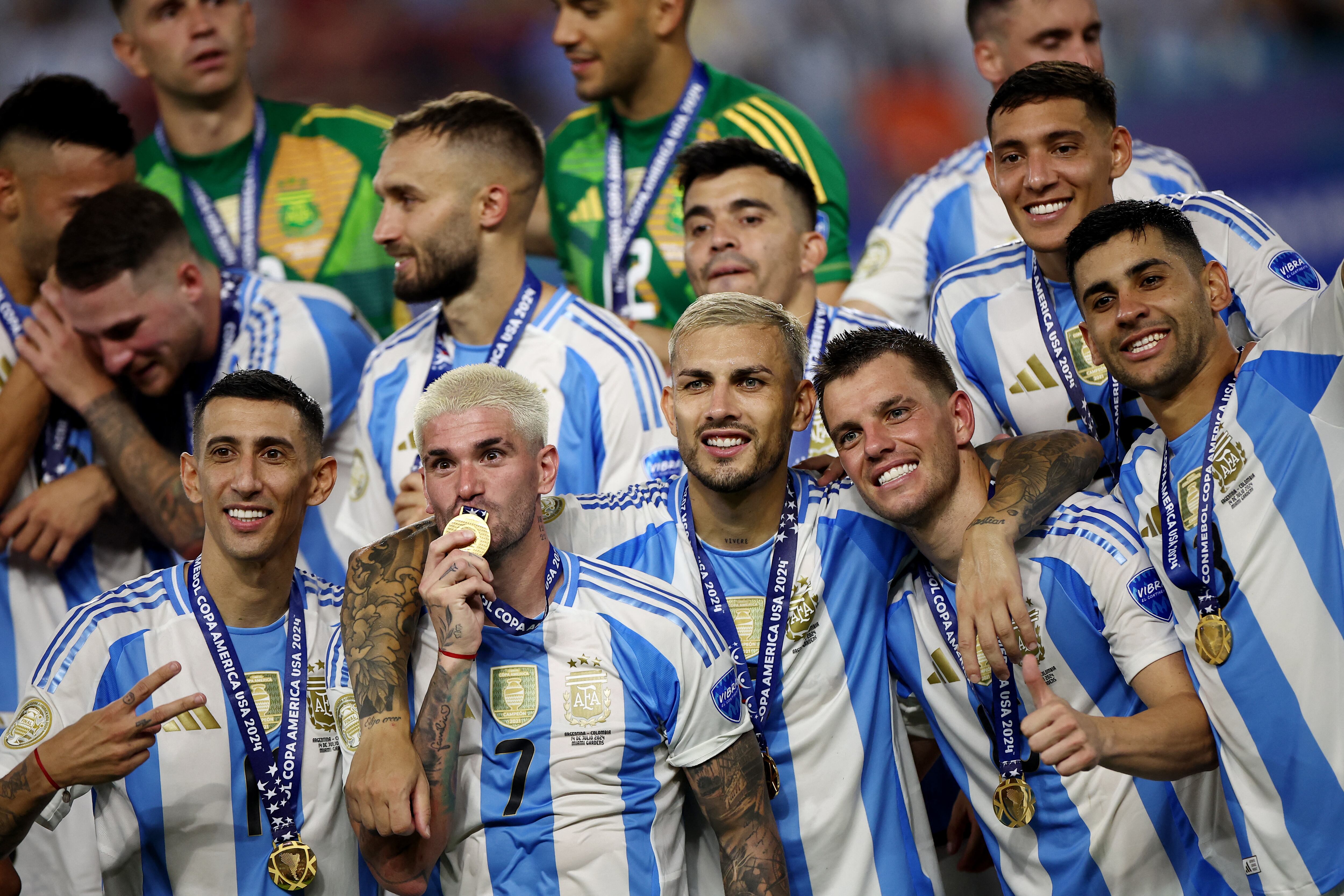 Una escena de la celebración en el Hard Rock Stadium de Miami: Leandro Paredes, Rodrigo De Paul, Ángel Di María, Giovani Lo Celso luego de ganar la Copa America 2024 (REUTERS/Agustin Marcarian)