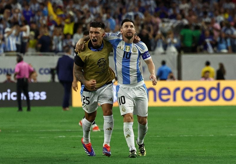 El desahogo de Messi junto a Lisandro Martínez tras la clasificación argentina (REUTERS/Agustin Marcarian)