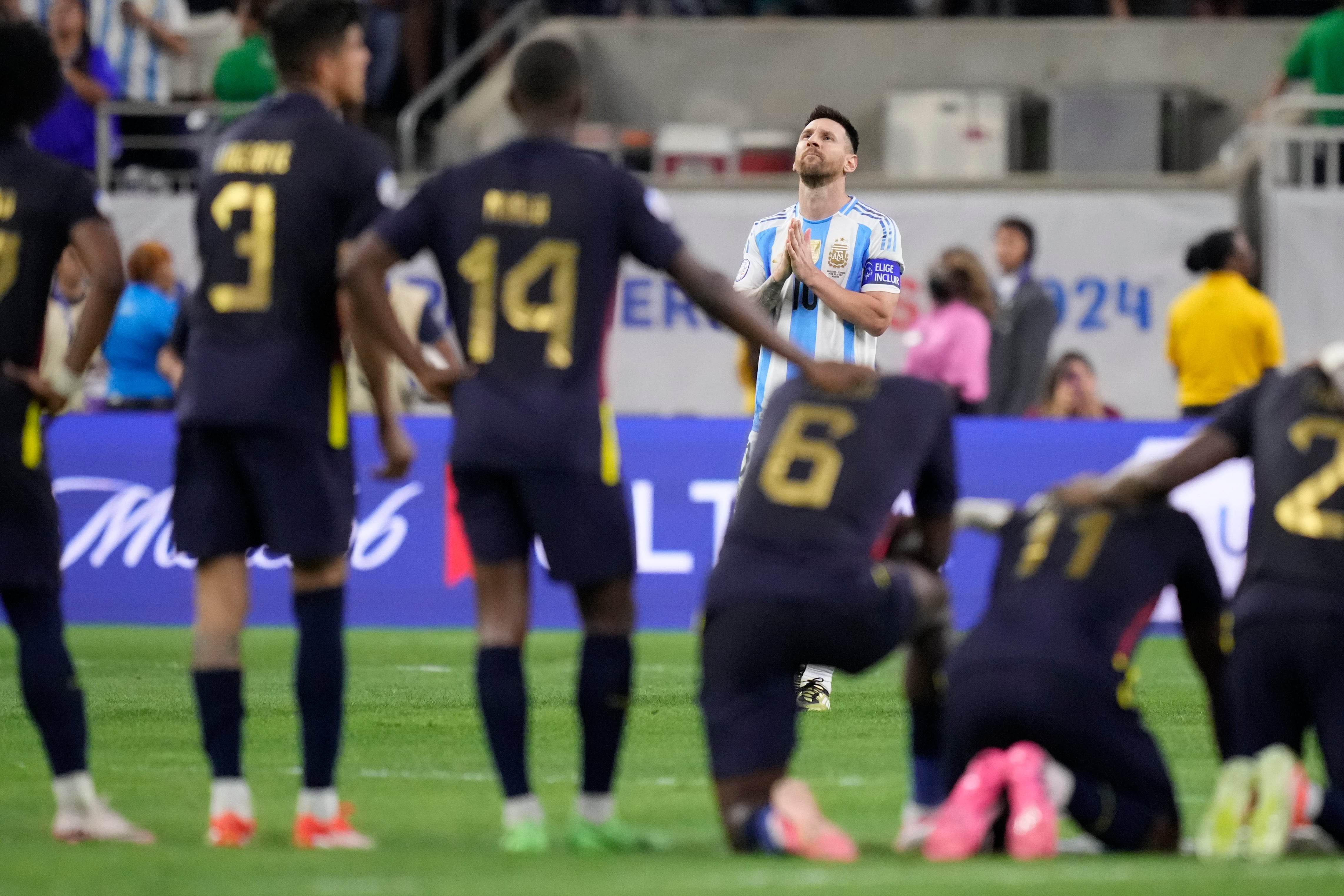 Messi, apesadumbrado luego de fallar su penal en la tanda ante Ecuador (AP Foto/Kevin M. Cox)