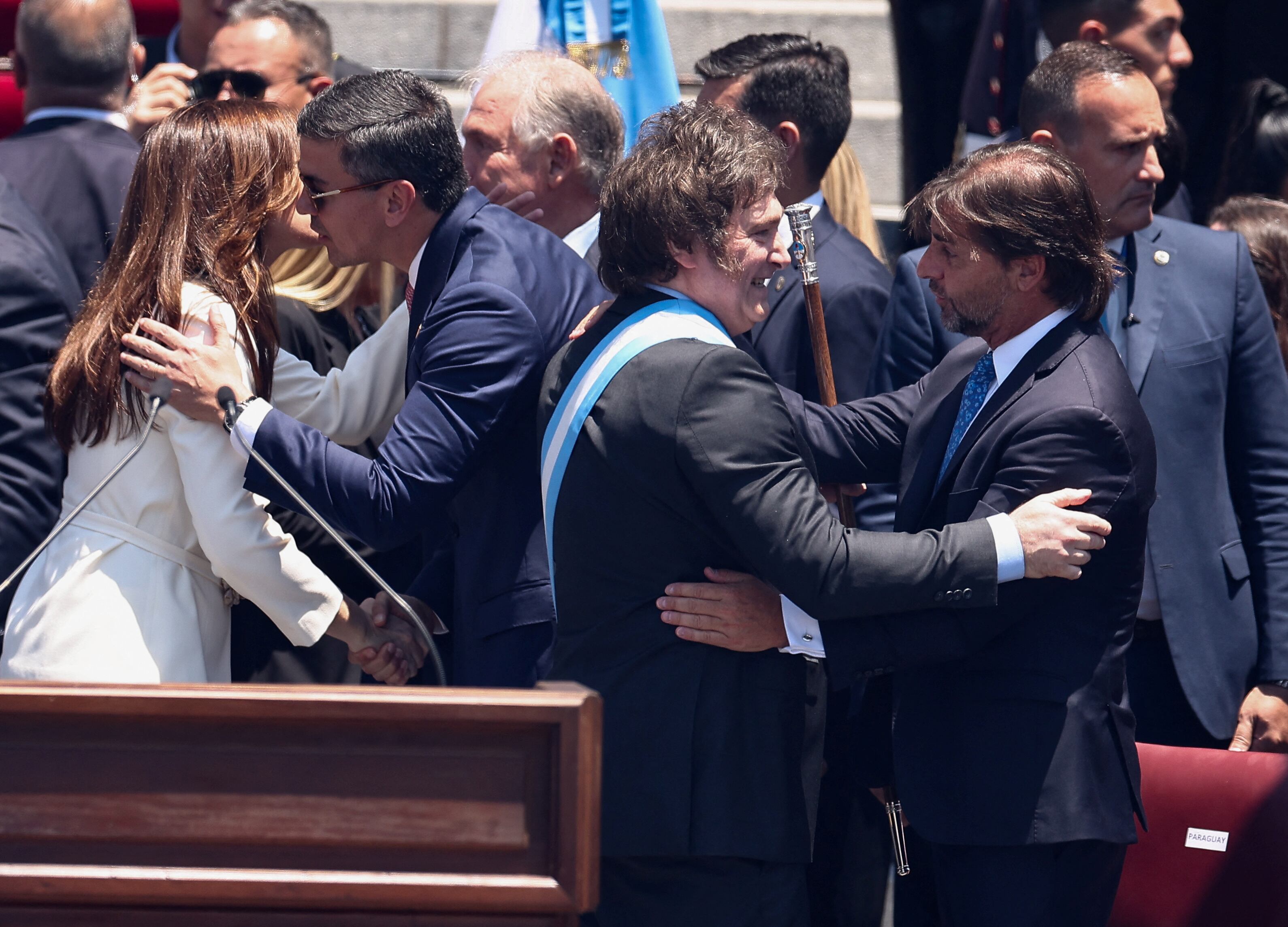 Milei y Lacalle Pou durante la asunción del mandatario argentino (REUTERS/Agustin Marcarian)