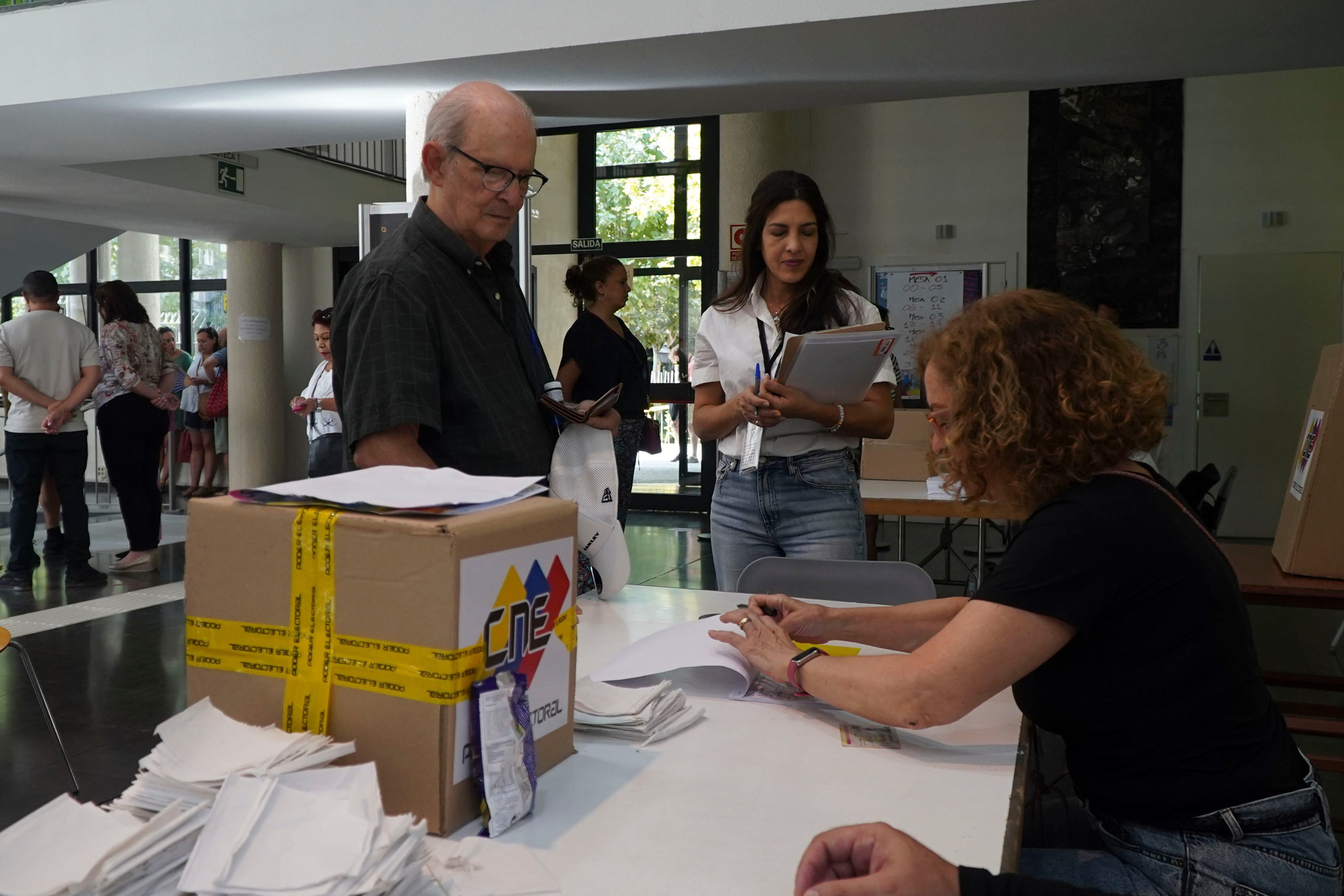 Votaciones en la jornada electoral venezolana en el Centro Cultural Fernández de los Ríos de Madrid (EFE/Embajada de Venezuela en España) 