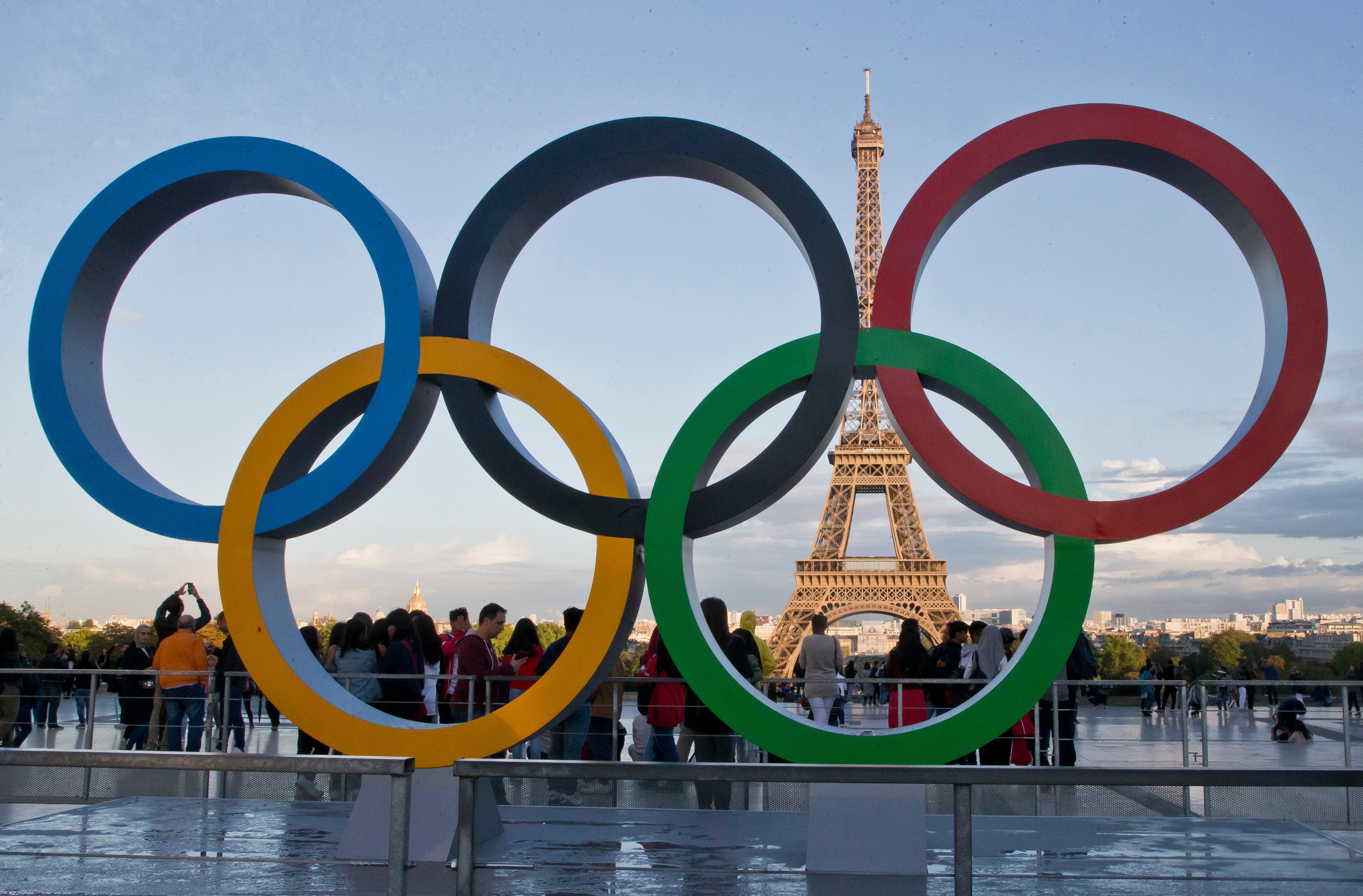 ARCHIVO - Los anillos olímpicos están instalados en la plaza Trocadero con vista a la Torre Eiffel en París (AP Foto/Michel Euler, Archivo)