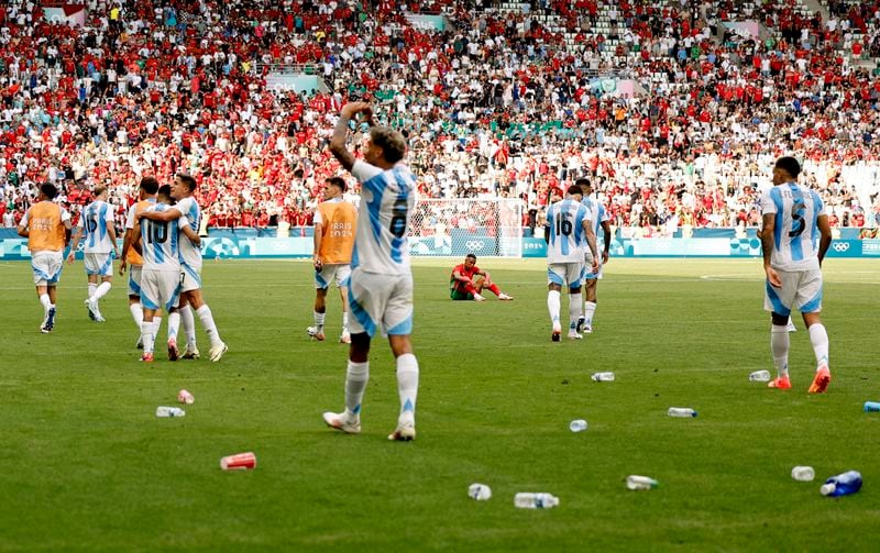 Una de las imágenes bochornosas que dejó el Argentina-Marruecos en los Juegos Olímpicos (REUTERS/Thaier Al-Sudani)