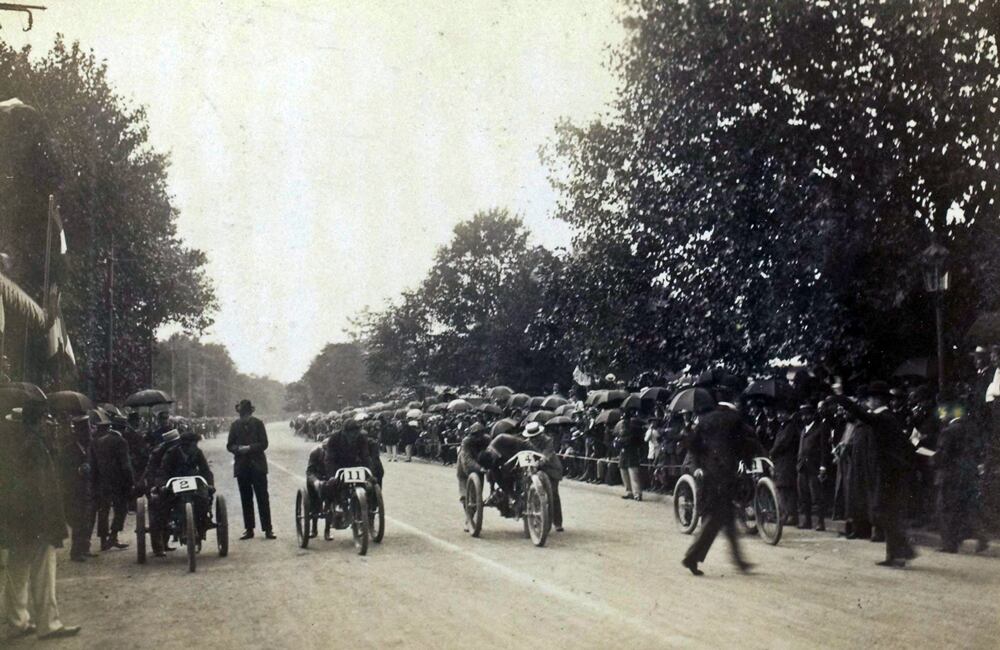 La carrera de motos que formó parte de los Juegos Olímpicos de París en 1900 (Collection Jules Beau. Photographie sportive] : T. 12. Années 1899 et 1900 / Jules Beau : F. 7. [Exposition de Vincennes, 23 août 1900)