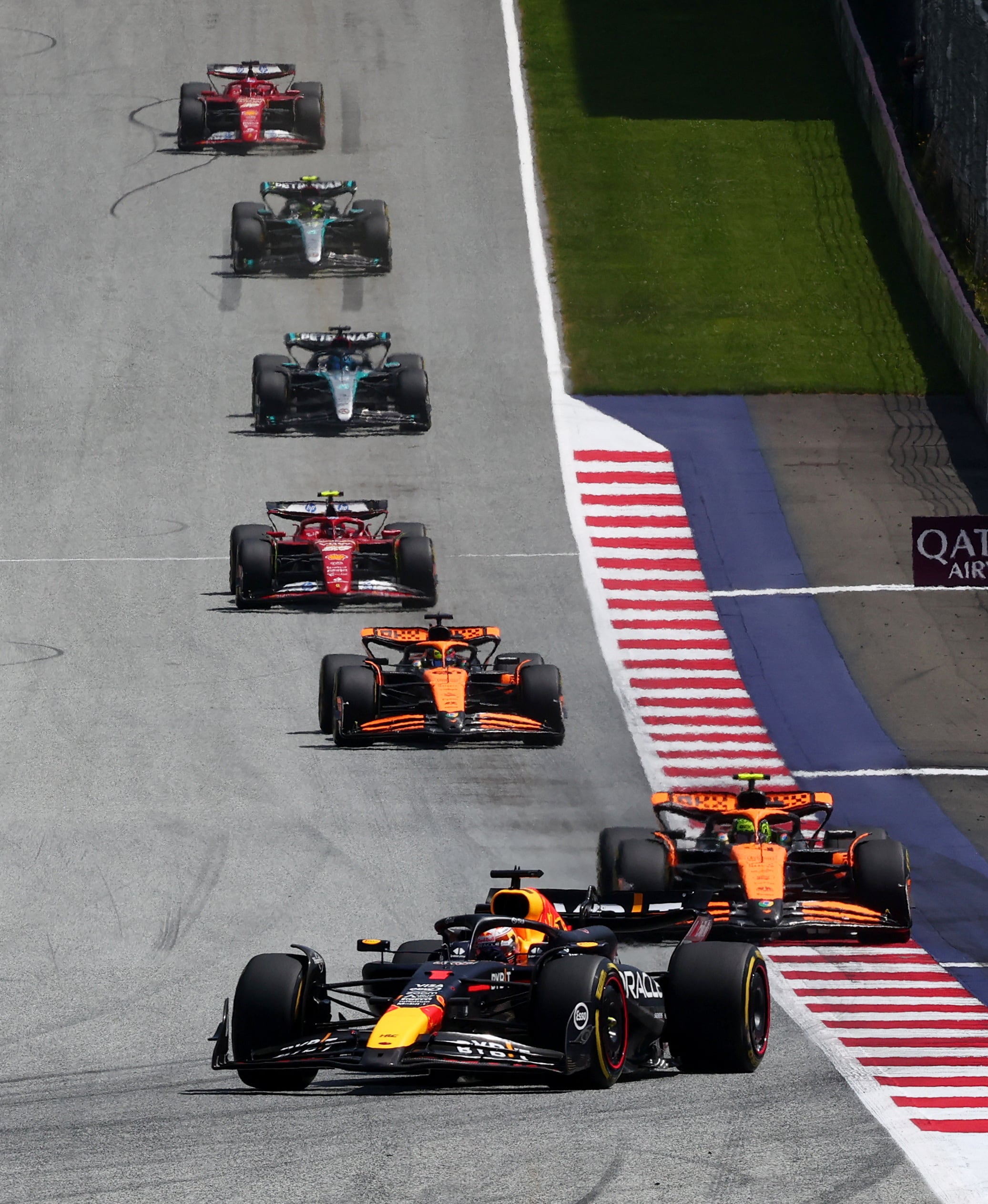 Una postal de este momento en el campeonato de la F1: Max Verstappen delante de los dos pilotos de McLaren, Lando Norris ay Oscar Piastri (REUTERS/Florion Goga)