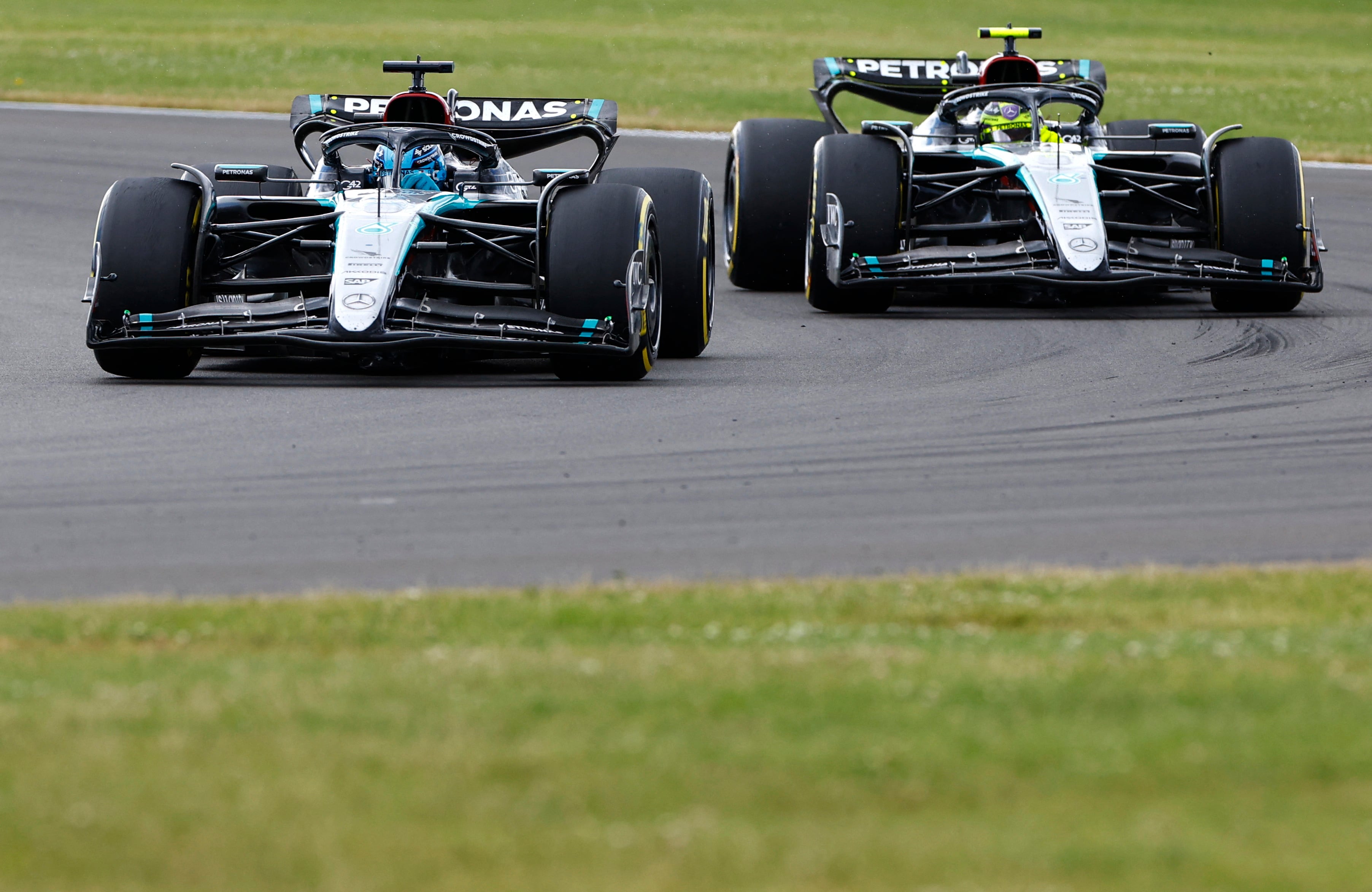 Mercedes también pegó un salto de calidad y vienen de ganar las últimas dos carreras con George Russell y Lewis Hamilton (REUTERS/Peter Cziborra)