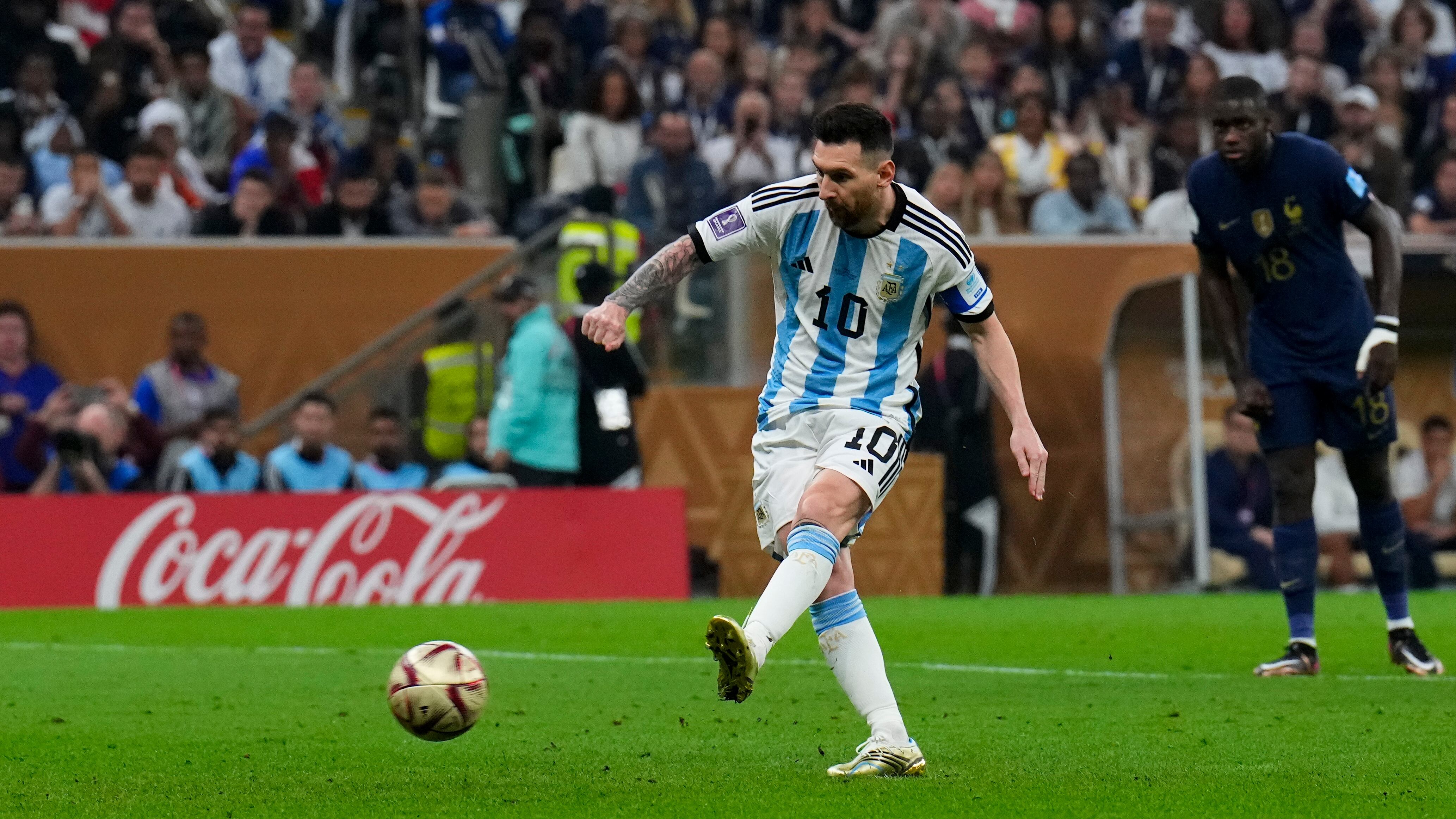 ARCHIVO - Lionel Messi anota de penal el primer gol de Argentina en la final contra Francia en la Copa Mundial, el 18 de diciembre de 2022, en Lusail, Qatar. (AP Foto/Natacha Pisarenko)