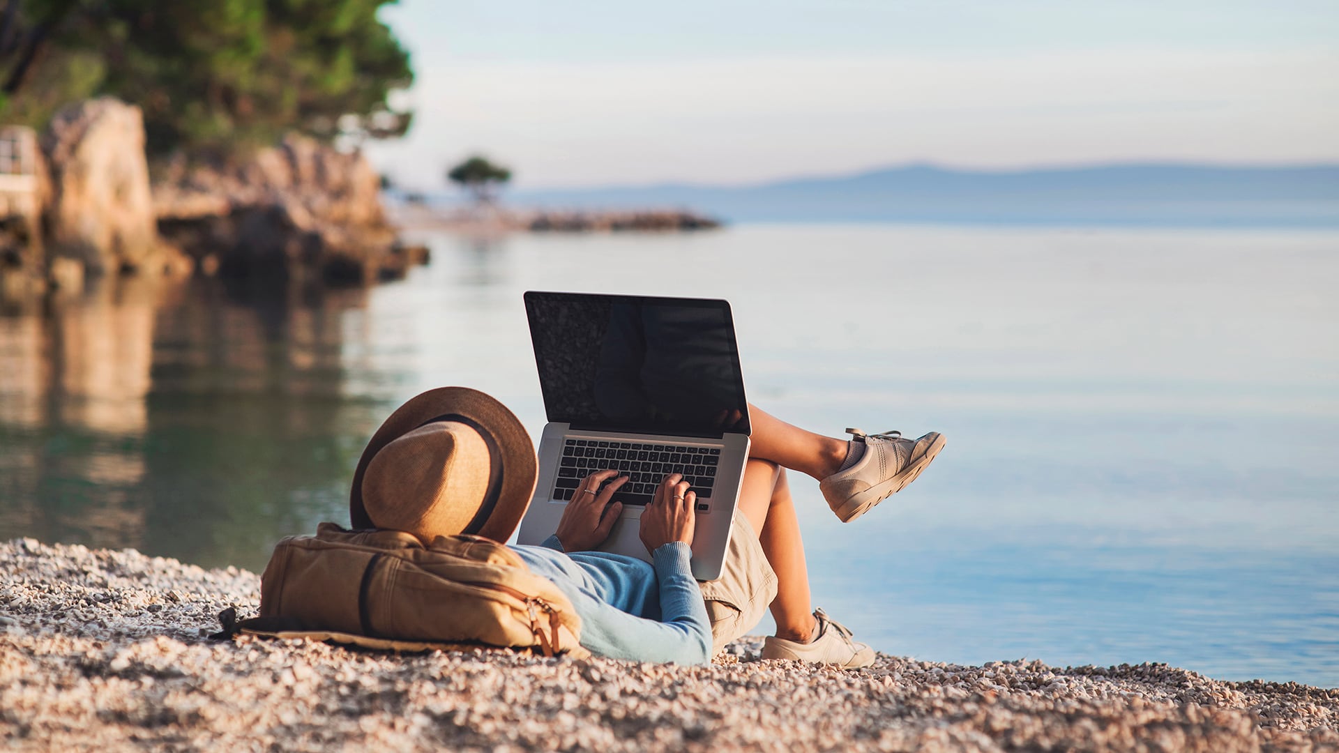 No es recomendable tener cerca dispositivos tecnológicos al agua. (Foto: Shutterstock)