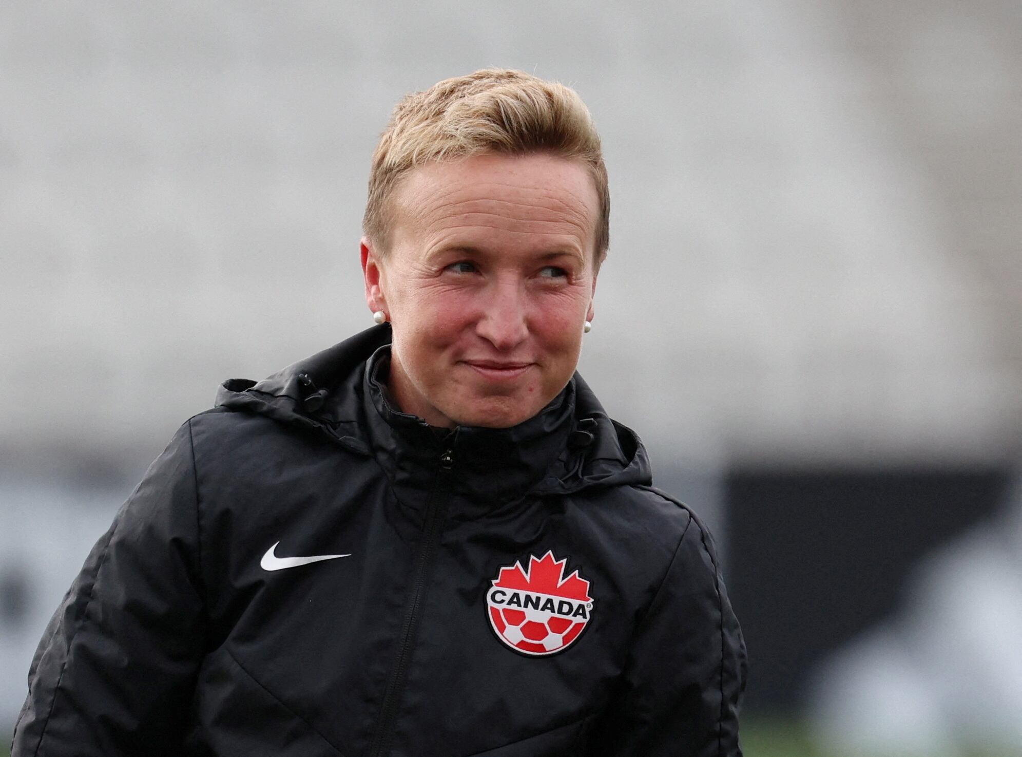 Bev Priestman recibió una dura sanción (Reuters)