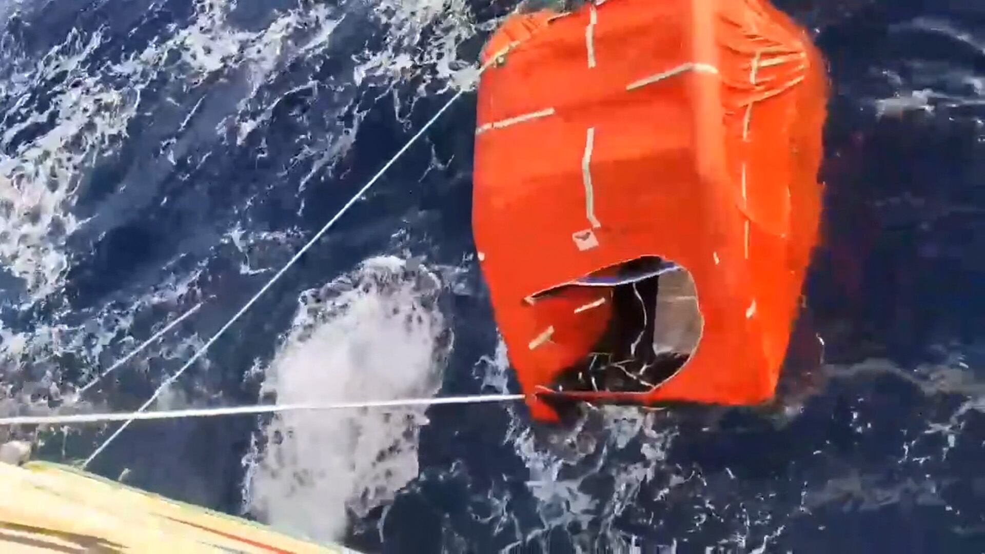 Así fue el rescate de marineros tras el naufragio de un pesquero cerca de islas Malvinas