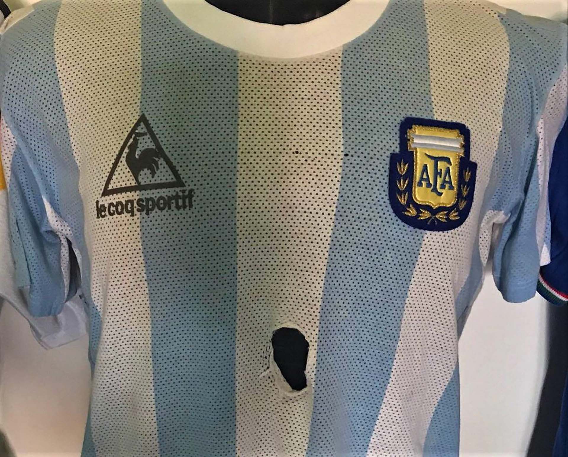 La camiseta agujereada de la final del 86, que permanece en manos de la familia Brown, como un tesoro (Foto: @gravep)