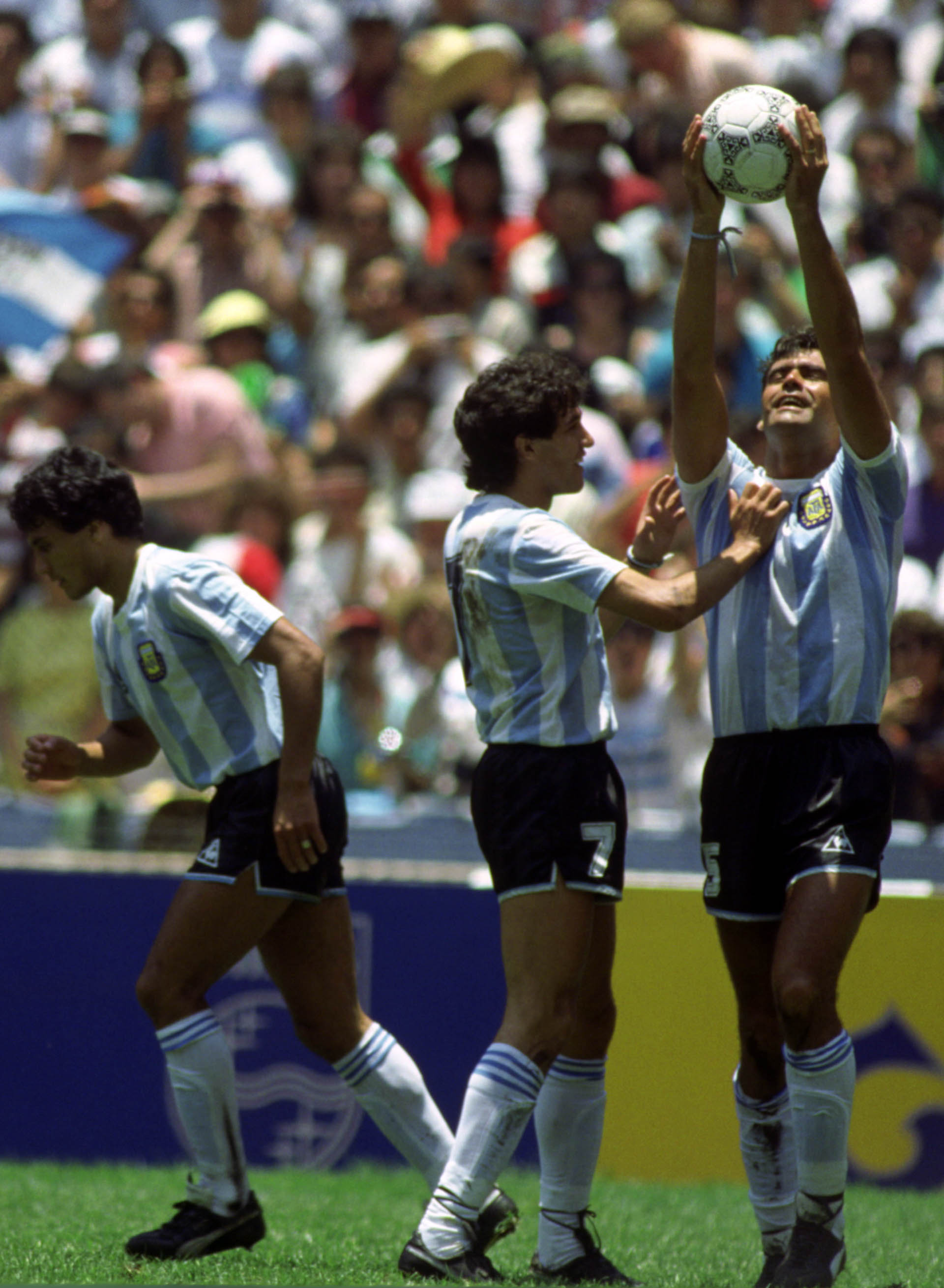 El conmovedor festejo del “Tata” tras su gol en el estadio Azteca, acompañado por Jorge Burruchaga (Foto: Action Images / Sporting Pictures / Nick Kidd)