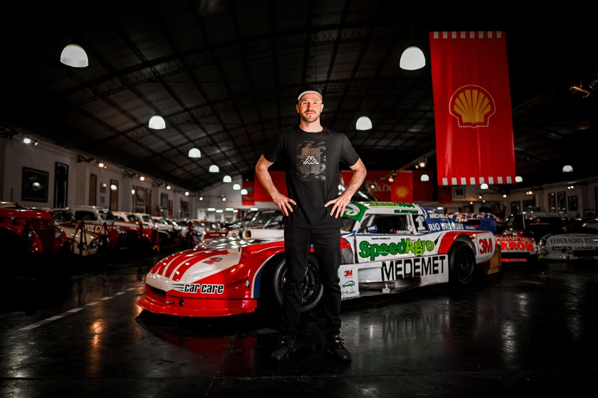 Agustín Canapino en el museo del TC. Posa delante de su Chevrolet campeón en 2010, el de su primer título. Vuelve este fin de semana a la categoría (Prensa ACTC)