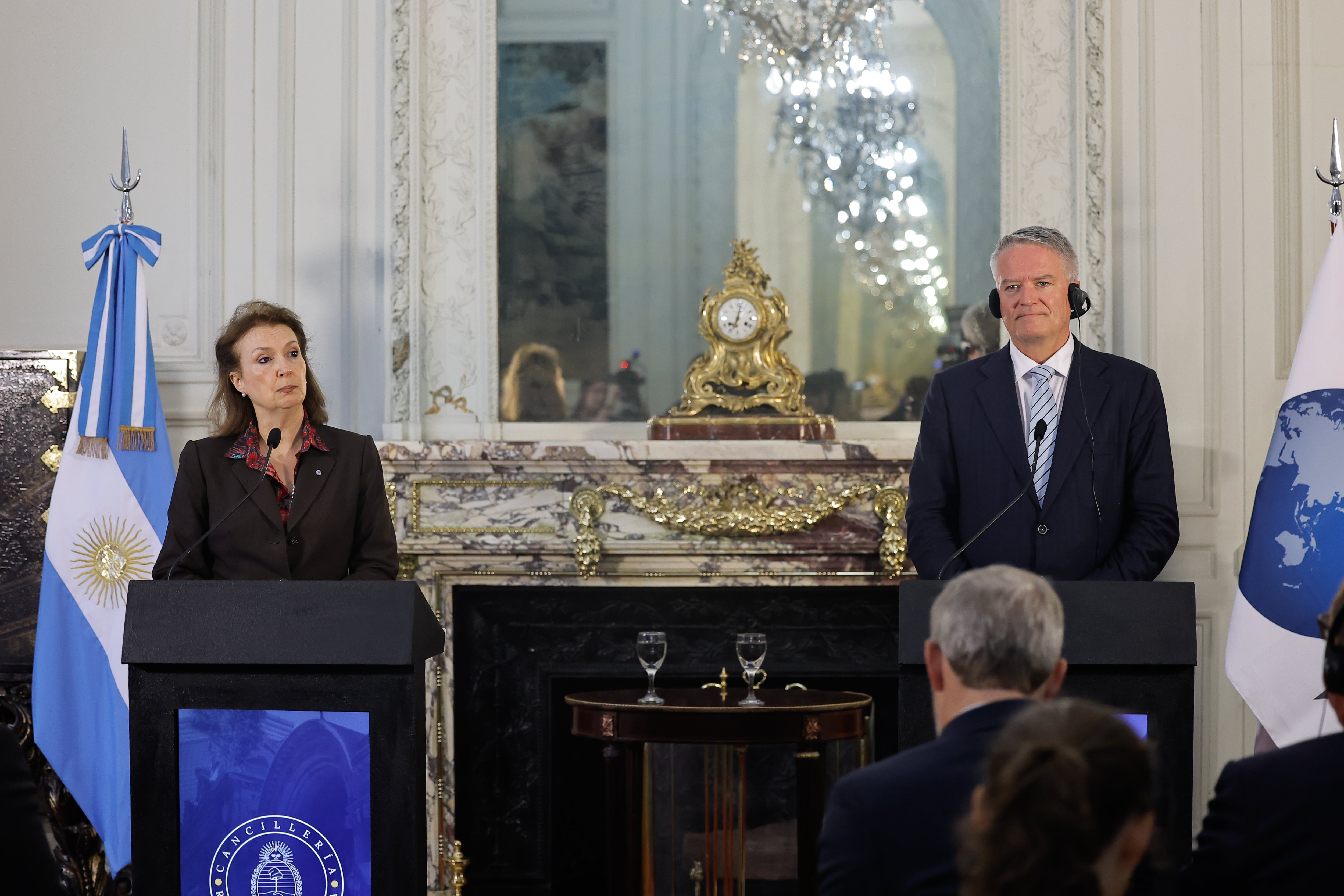 La canciller de Argentina, Diana Mondino (i), habla durante una declaración conjunta con el secretario general de la Organización para la Cooperación y el Desarrollo Económico (OCDE), Mathias Cormann, este viernes, en el Palacio San Martín en Buenos Aires (Argentina).EFE/ Juan Ignacio Roncoroni 