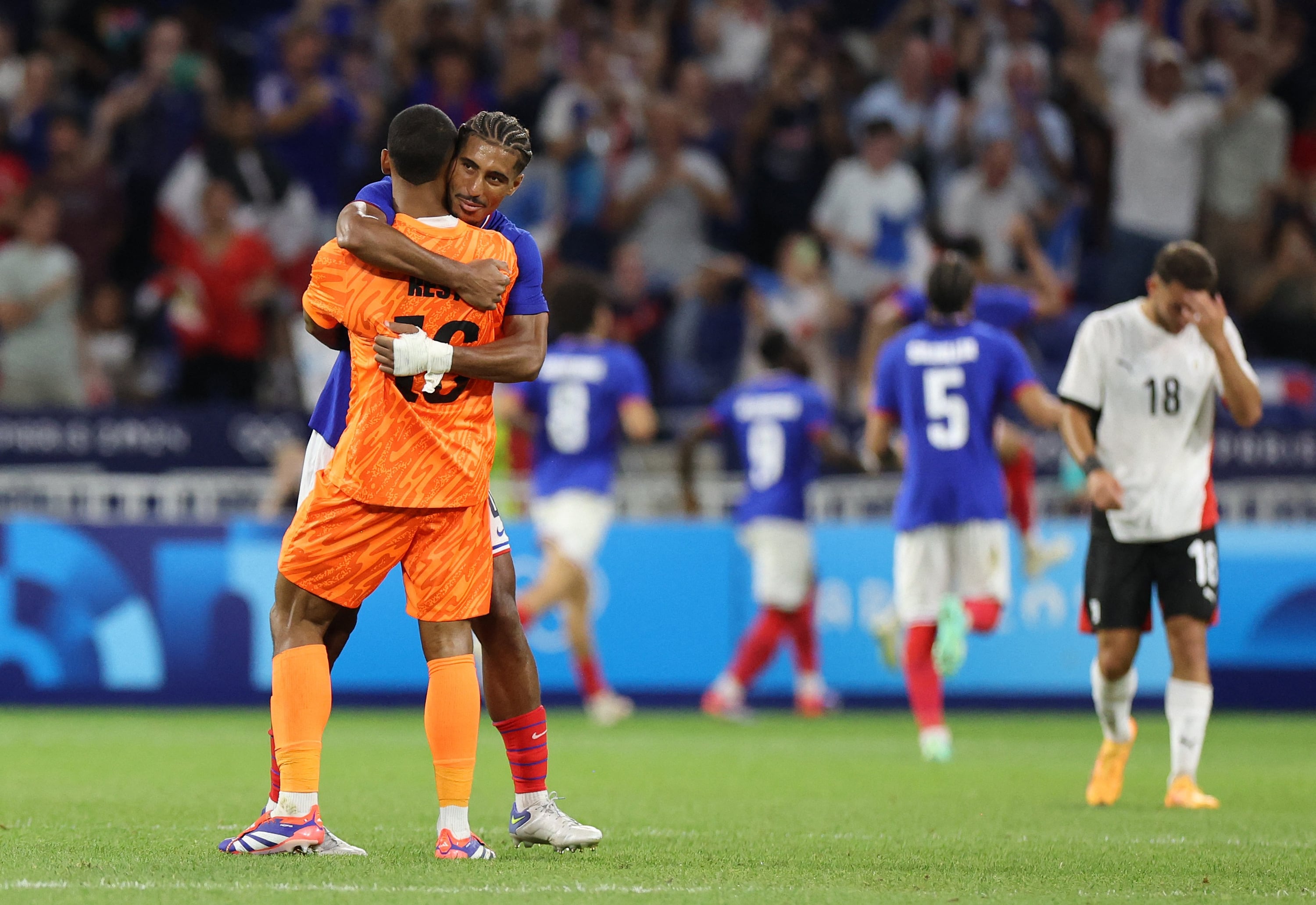 El abrazo entre Loic Bade y Guillaume Reste luego de la clasificación de Francia a la final del fútbol masculino en París 2024 (REUTERS/Nir Elias)