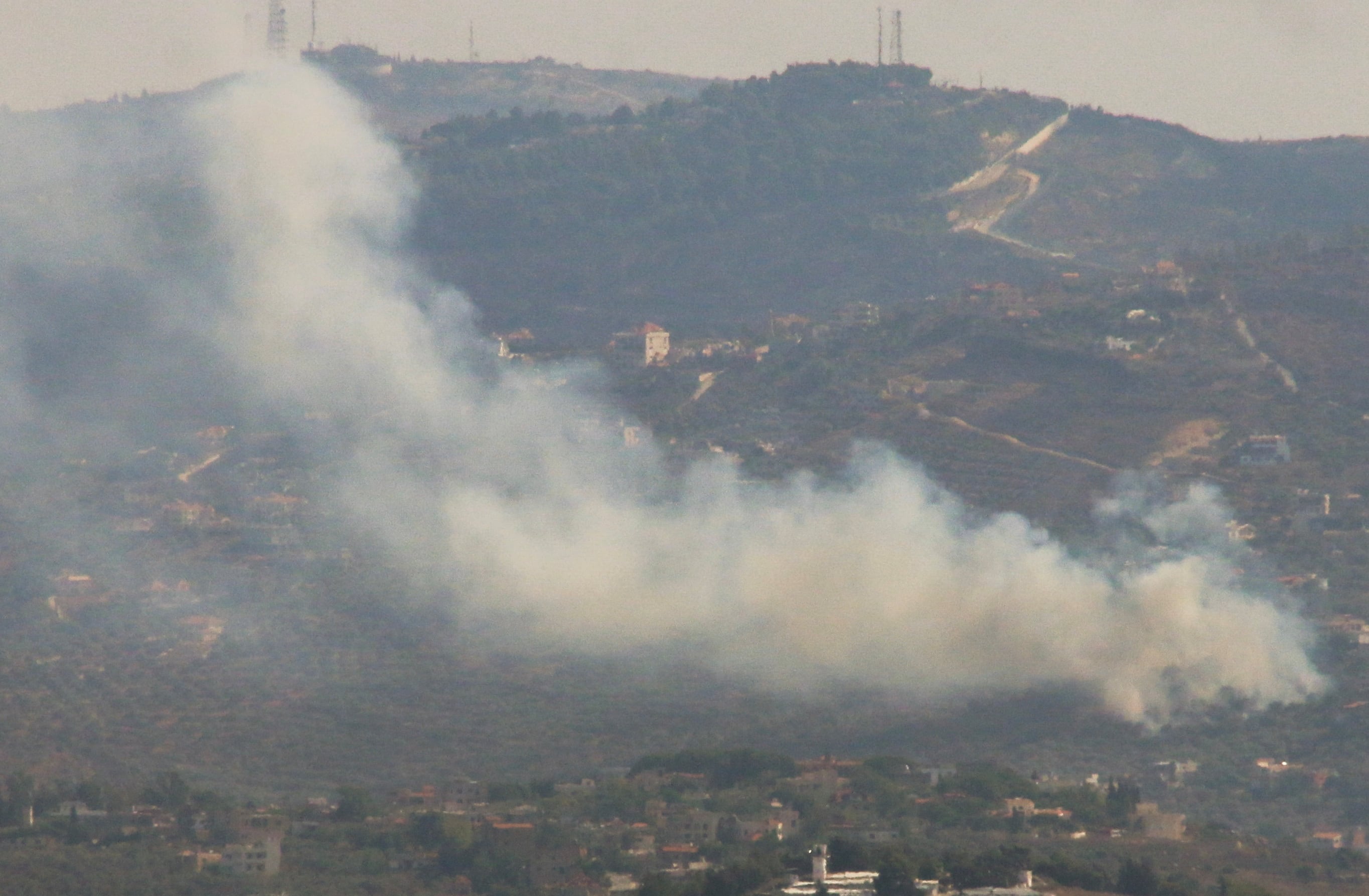 Una columna de humo se eleva en Kfar Kila, en la frontera entre Israel y El Líbano (REUTERS/Karamallah Daher)