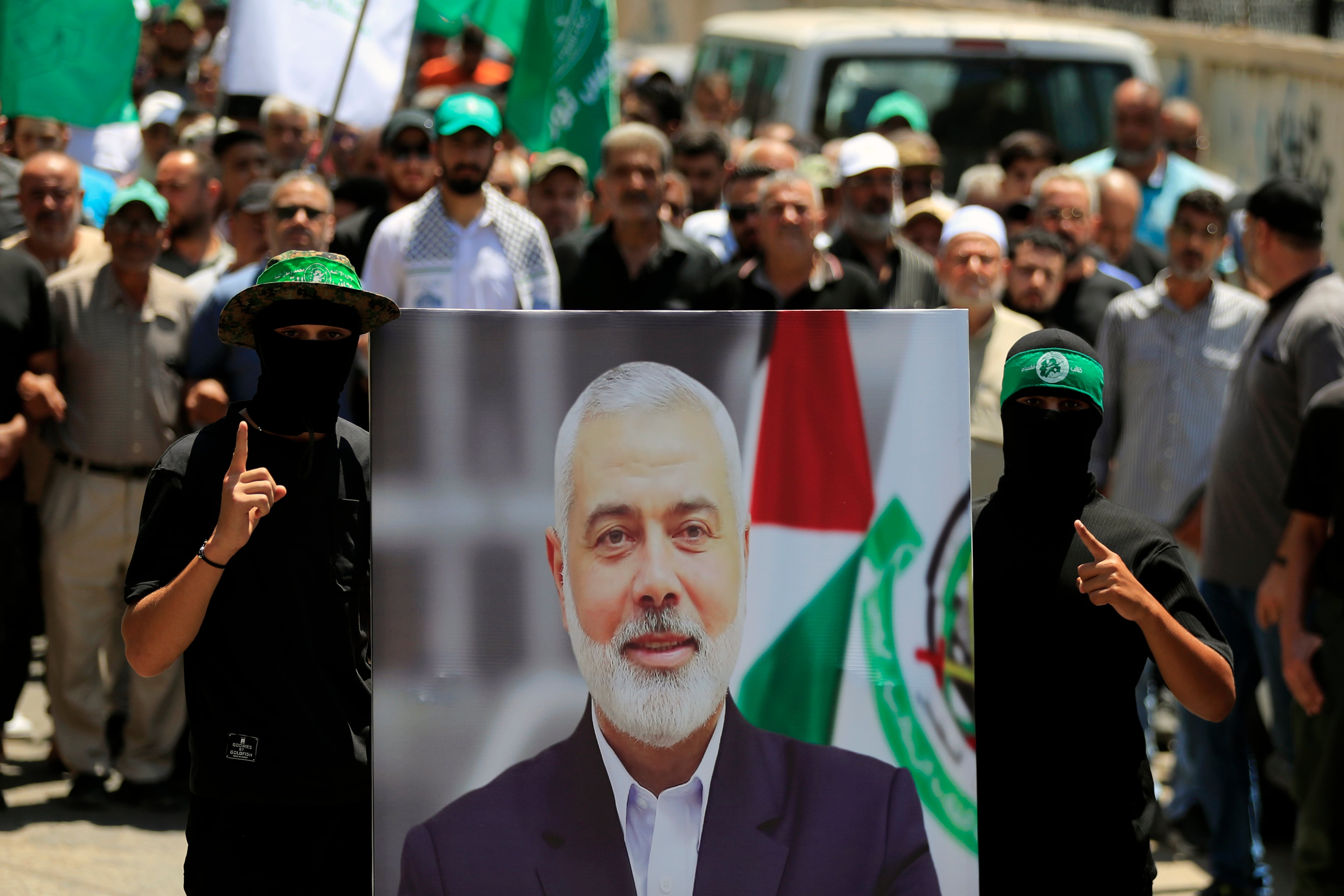 Miembros de Hamás sostienen una imagen del jefe político del grupo palestino, Ismail Haniyeh, durante una protesta para condenar su asesinato, en la ciudad de Tyre, en el sur del Líbano, el miércoles 31 de julio de 2024. (AP Foto/Mohammed Zaatari)