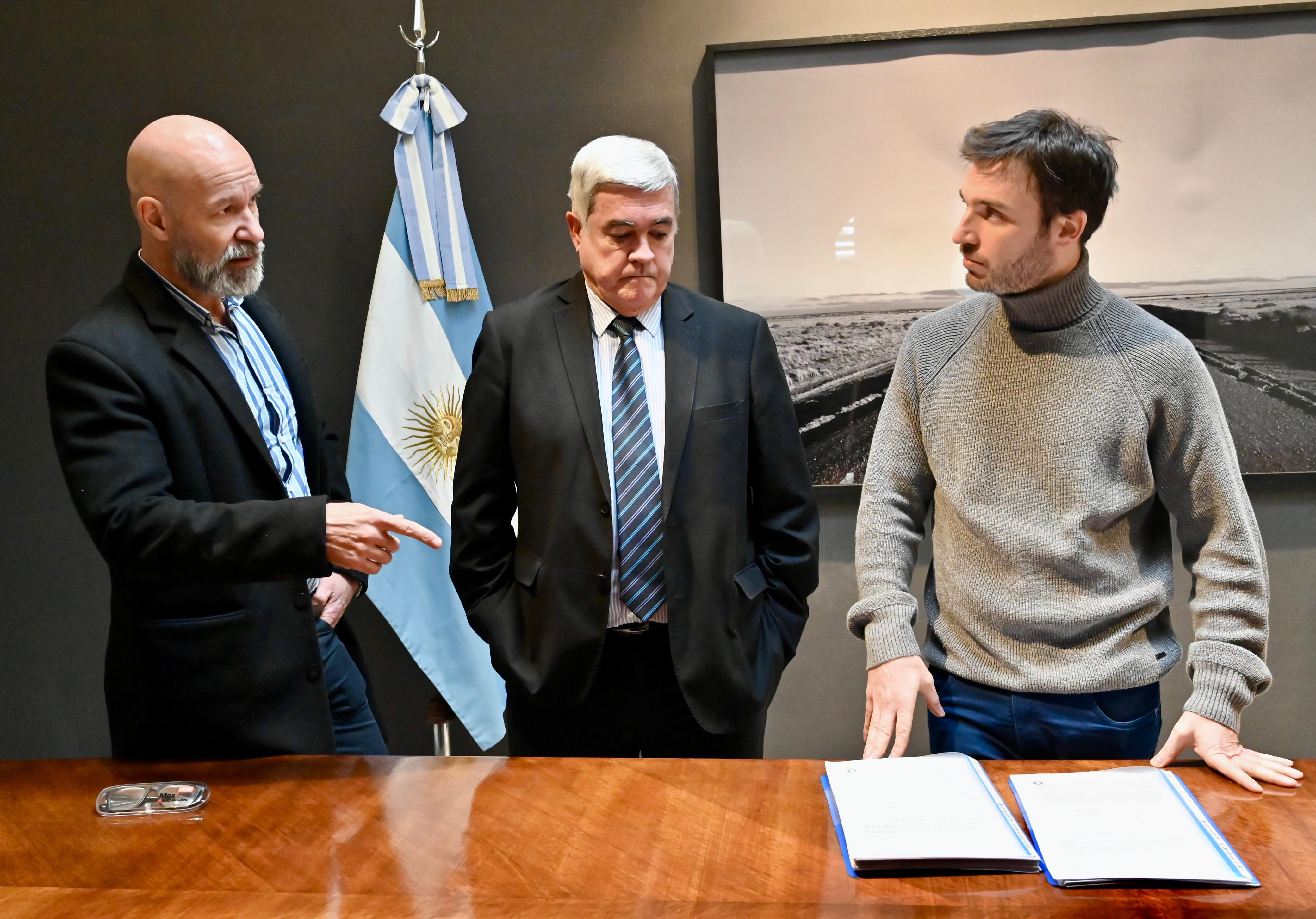 Torres junto a funcionarios chubutenses durante el anuncio de la aplicación de la ley de extinción de dominio