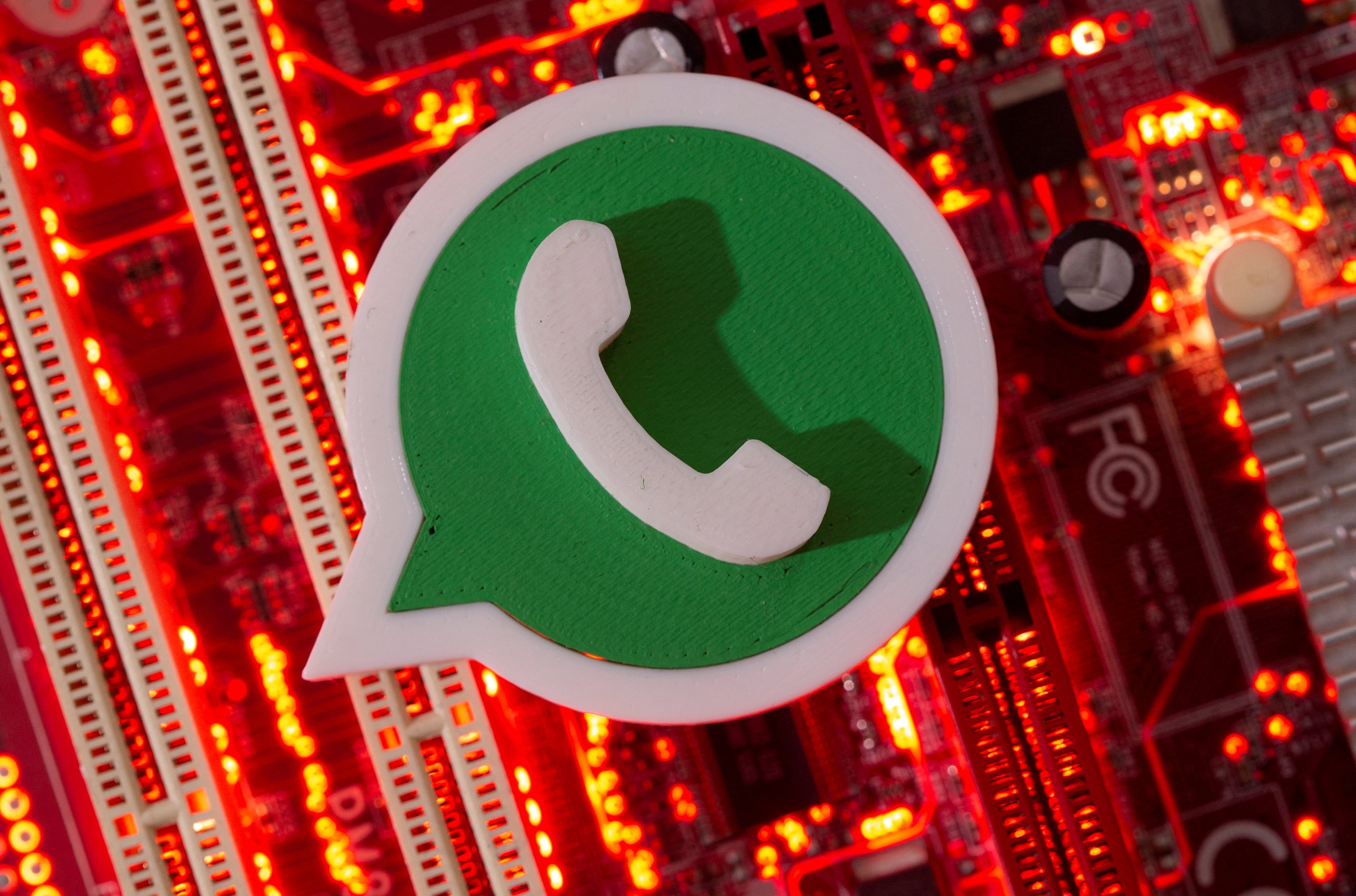 Las llamadas de números desconocidos se pueden silenciar en WhatsApp a través de los ajustes de la aplicación. (REUTERS/Dado Ruvic/Illustration/File Photo)