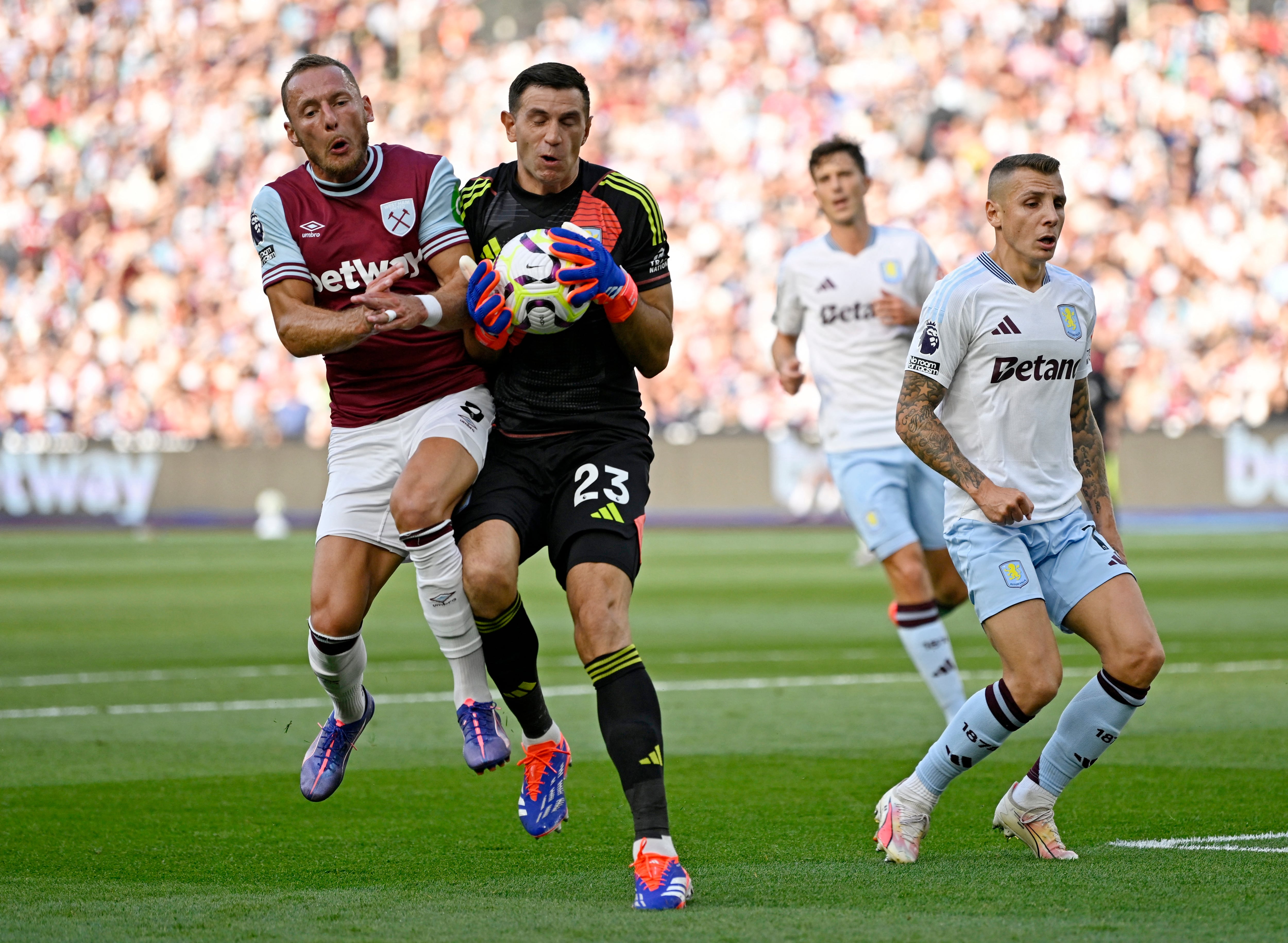 Dibu Martínez sufrió un gol de penal de Paquetá (Foto: Reuters/Tony O Brien)