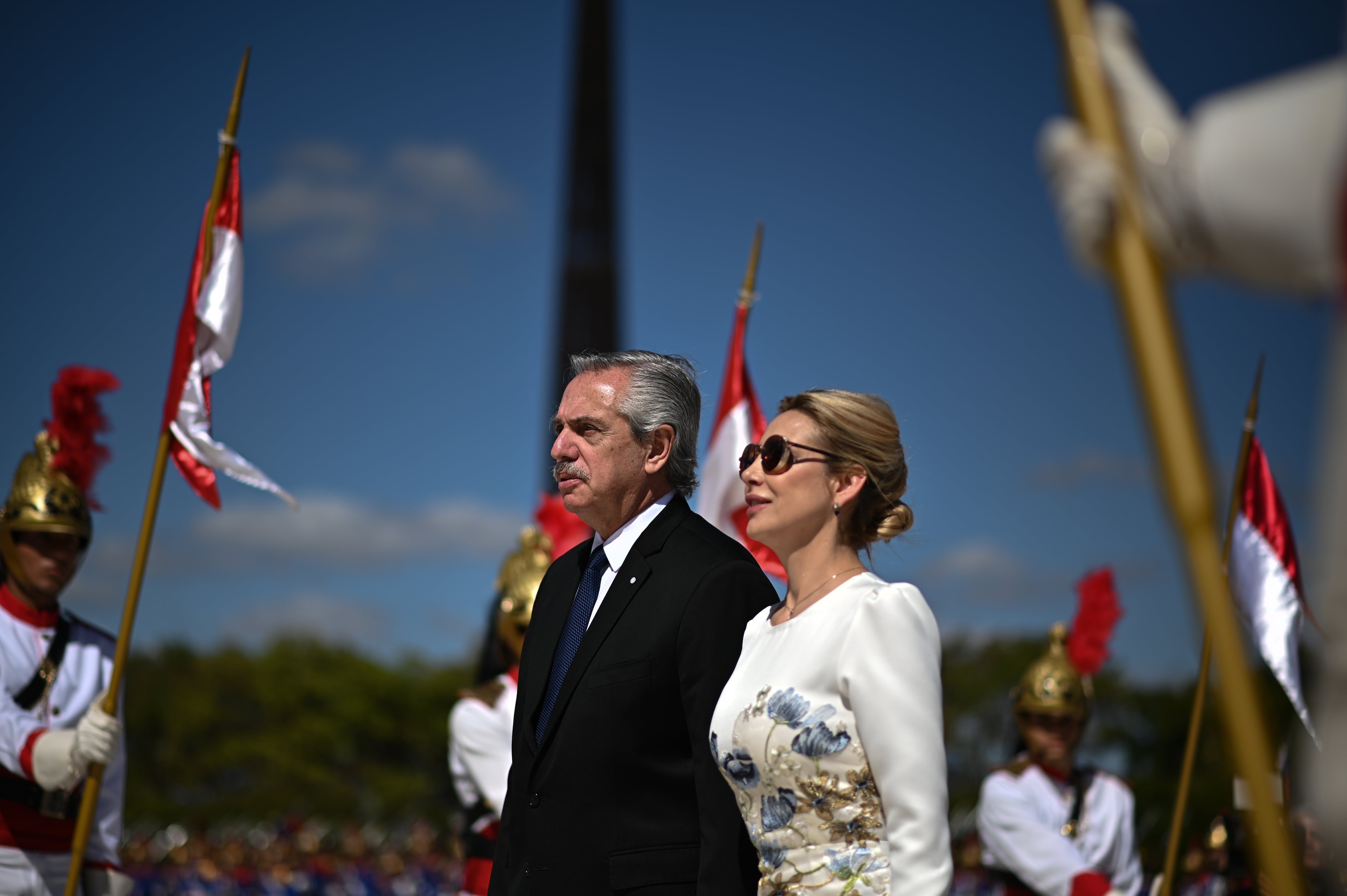 Alberto Fernández en un acto oficial como presidente, junto a Fabiola Yañez 