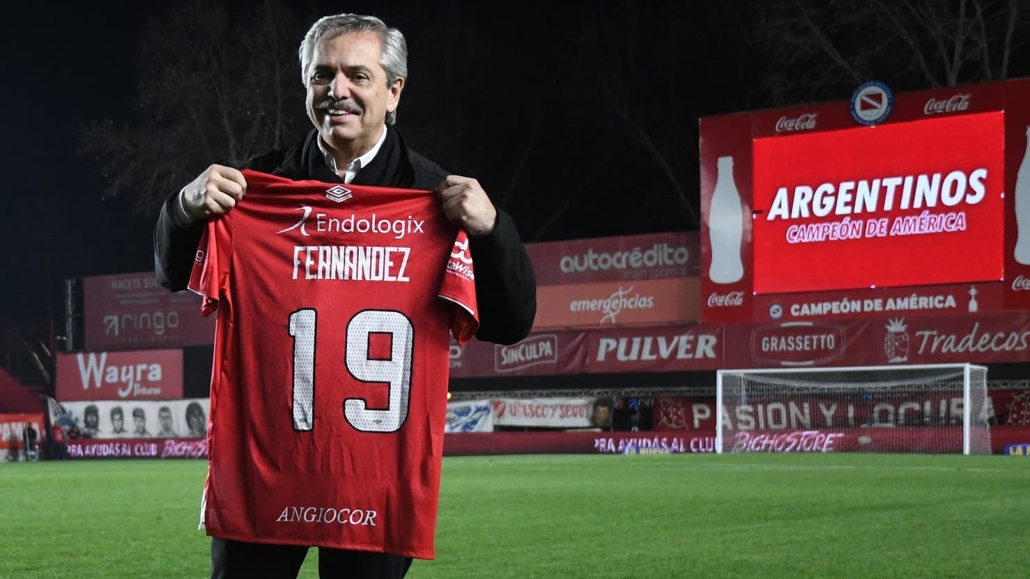 Una vez que fue confirmado como candidato a Presidente en la fórmula junto a Cristina Fernández de Kirchner recibió una camiseta de Argentinos Juniors otorgada por el presidente Cristian Malaspina en el estadio Diego Armando Maradona.