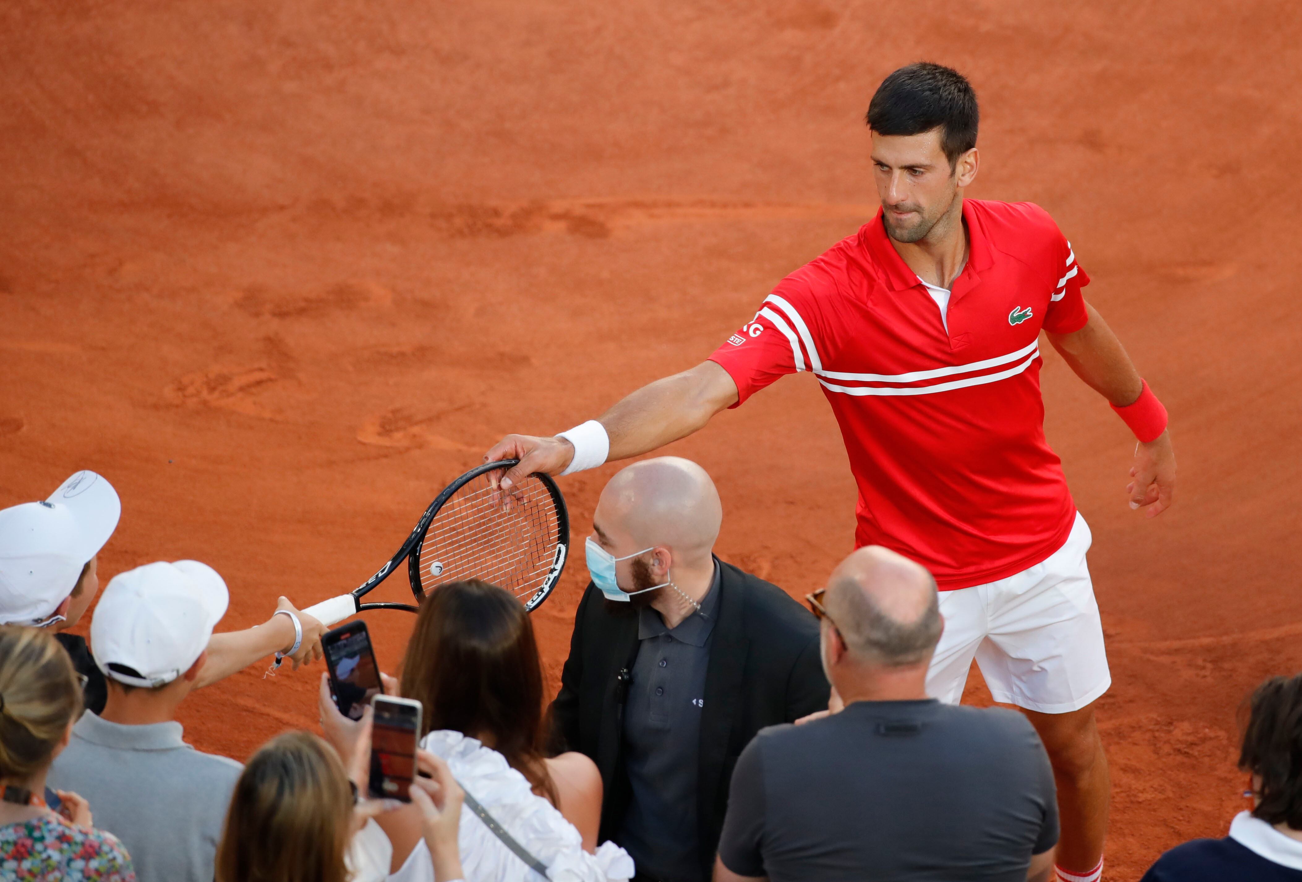 El joven mateo actuó como "entrenador" del serbio durante el partido.(REUTERS/Sarah Meyssonnier)