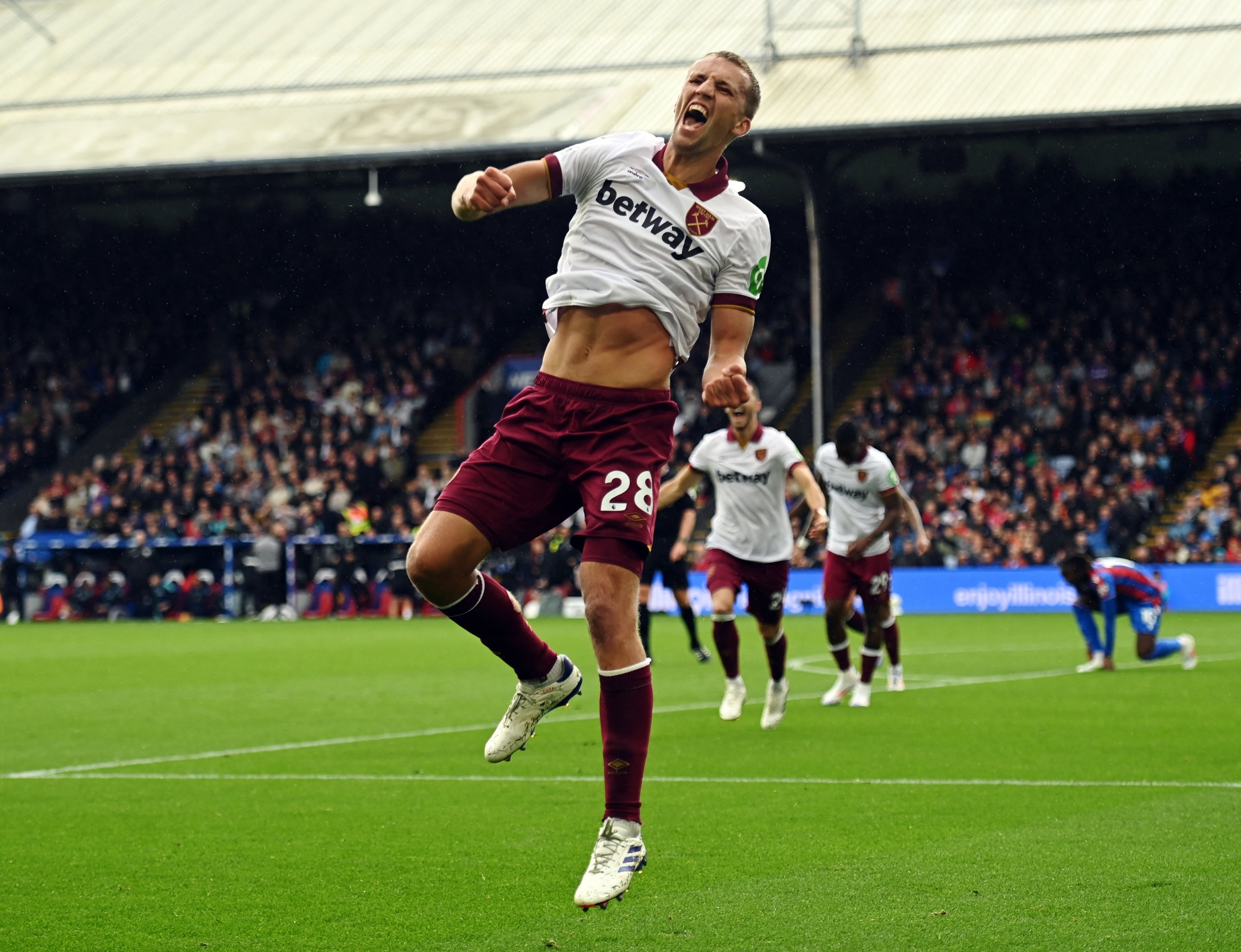 Tomas Soucek celebra el gol antes de la avalancha de los aficionados (REUTERS/Jaimi Joy)