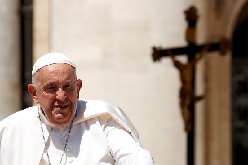 Imagen de archivo del papa Francisco durante la audiencia general semanal en la plaza de San Pedro del Vaticano