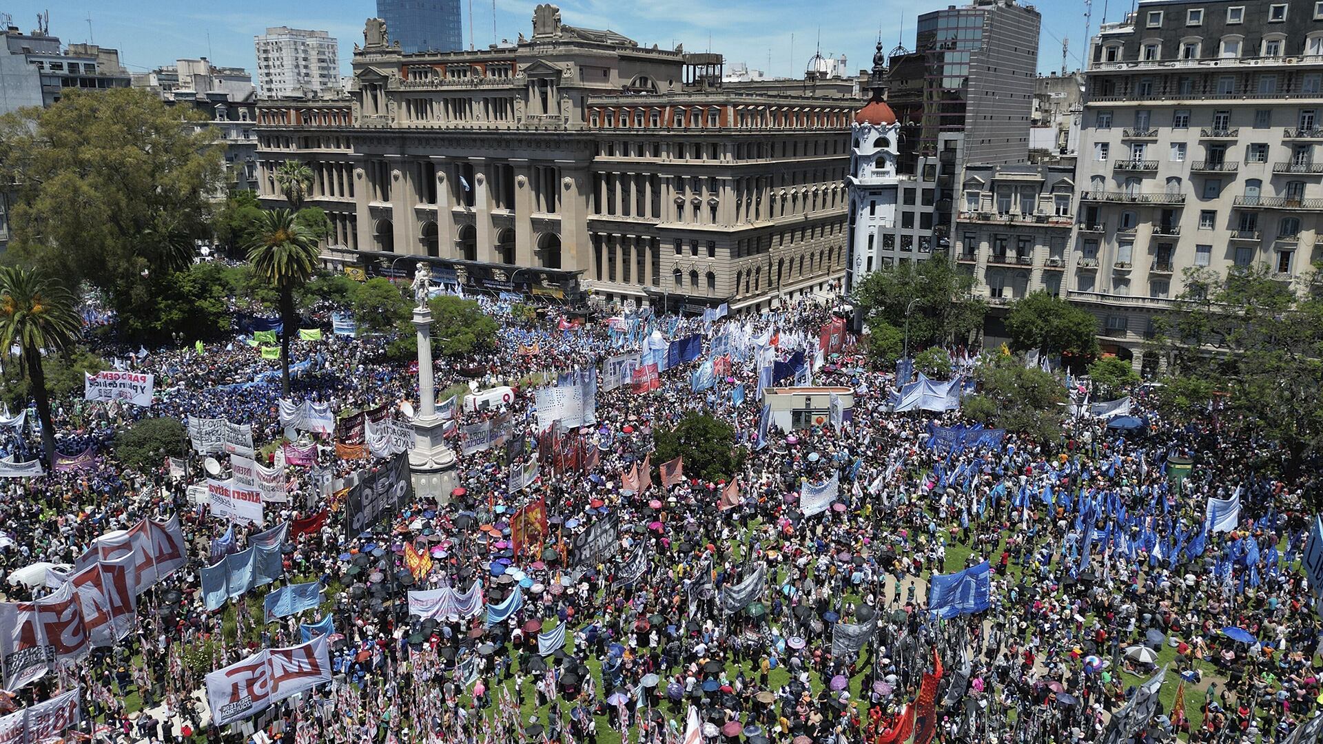 CGT y piqueteros se manifestaron en Tribunales contra el DNU de Milei marcha