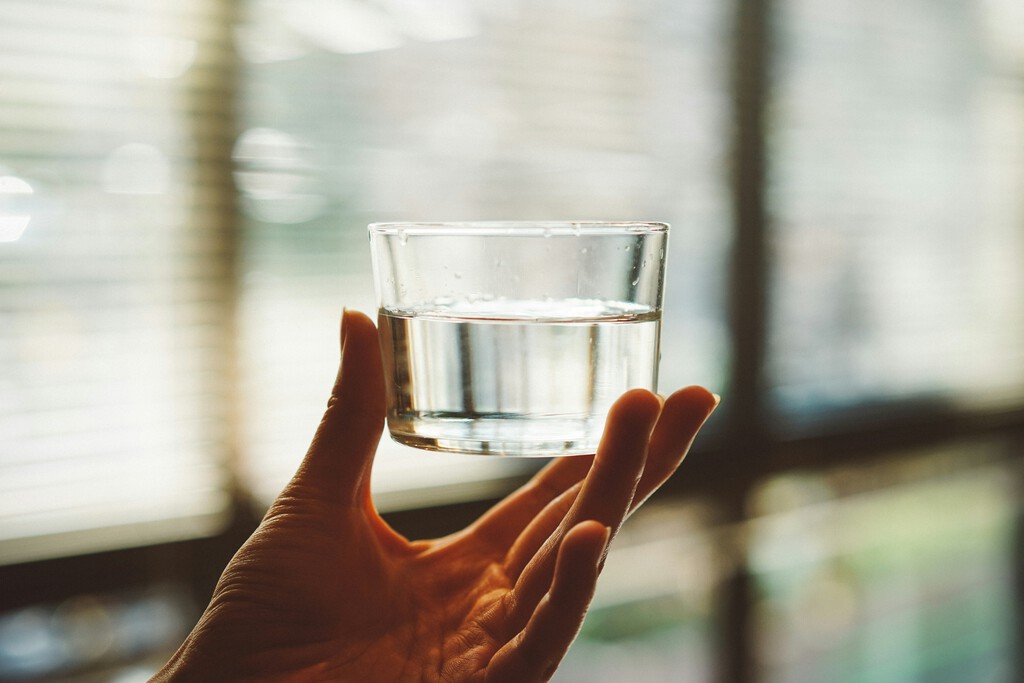 Es hora de desterrar el mito de beber "ocho vasos agua al día", pero tenemos un problema para hacerlo