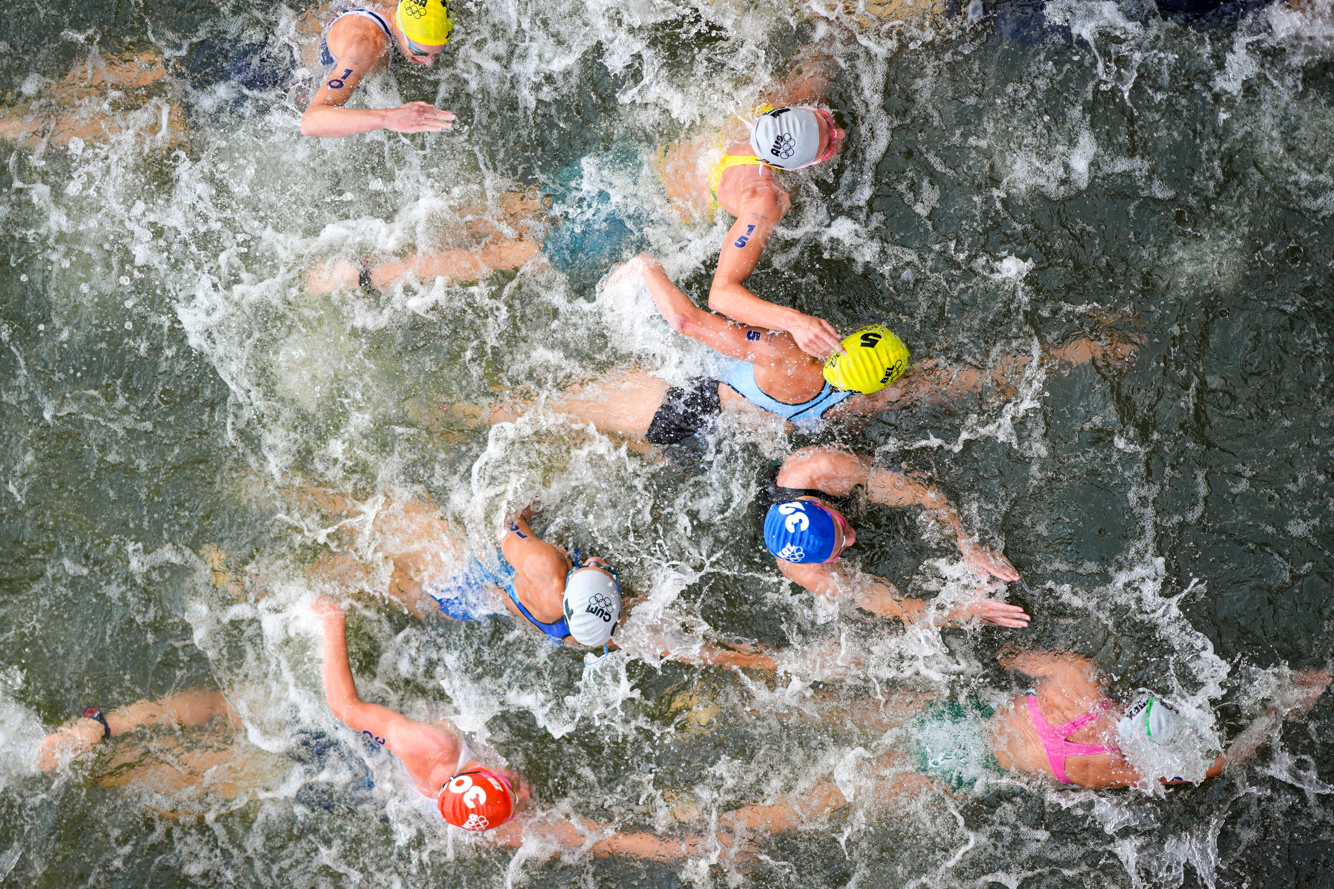 La australiana Natalie Van Coevorden (15), la belga Claire Michel (5) y la kazaja Ekaterina Shabalina compiten el triatlón de los Juegos Olímpicos de París, el miércoles 31 de julio de 2024. (AP Foto/David Goldman)