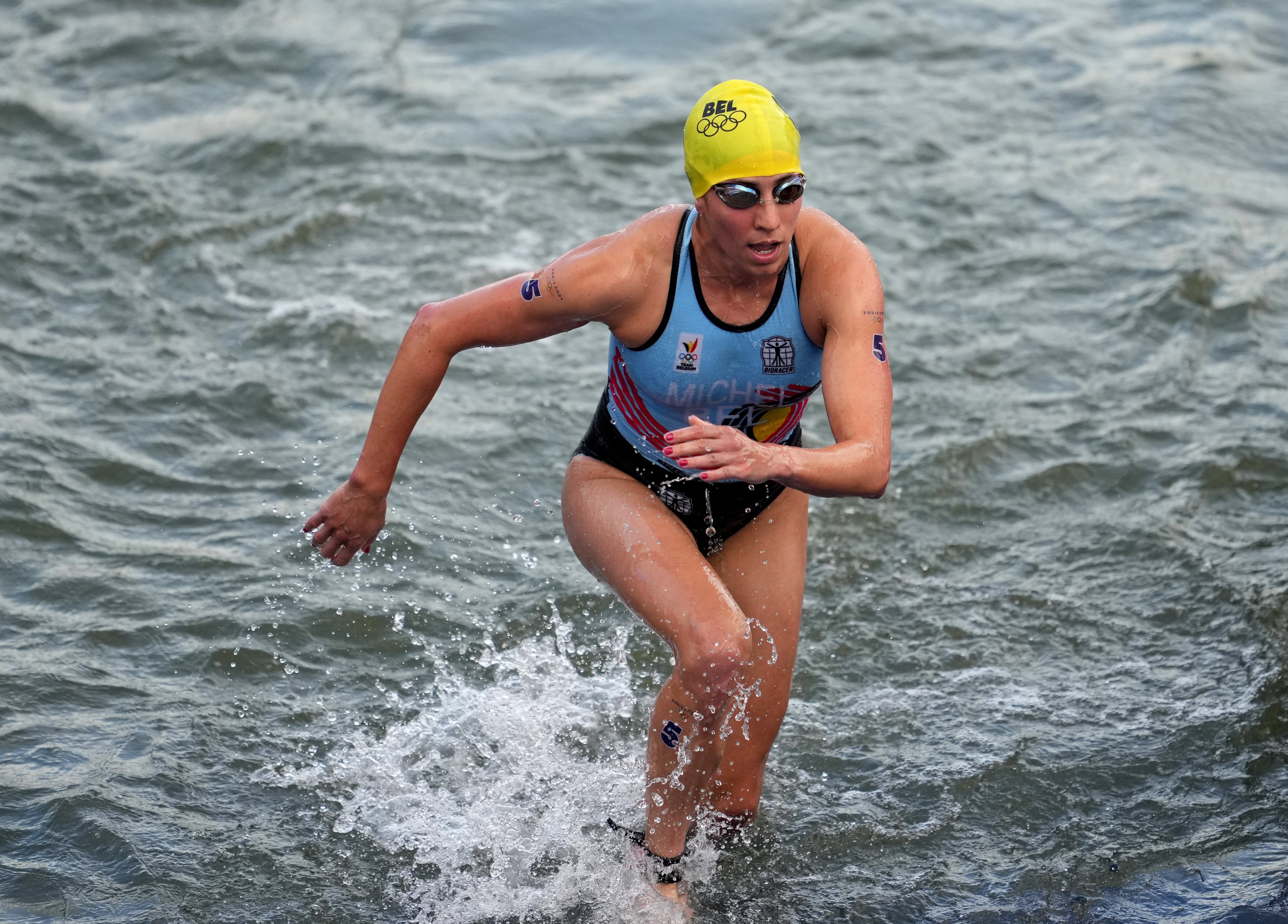 La triatleta Claire Michel de Bélgica lleva cuatro días internada producto de la bacteria Escherichia Coli que se contagió en el río Sena durante los Juegos Olímpicos de París 2024 (REUTERS/Aleksandra Szmigiel)