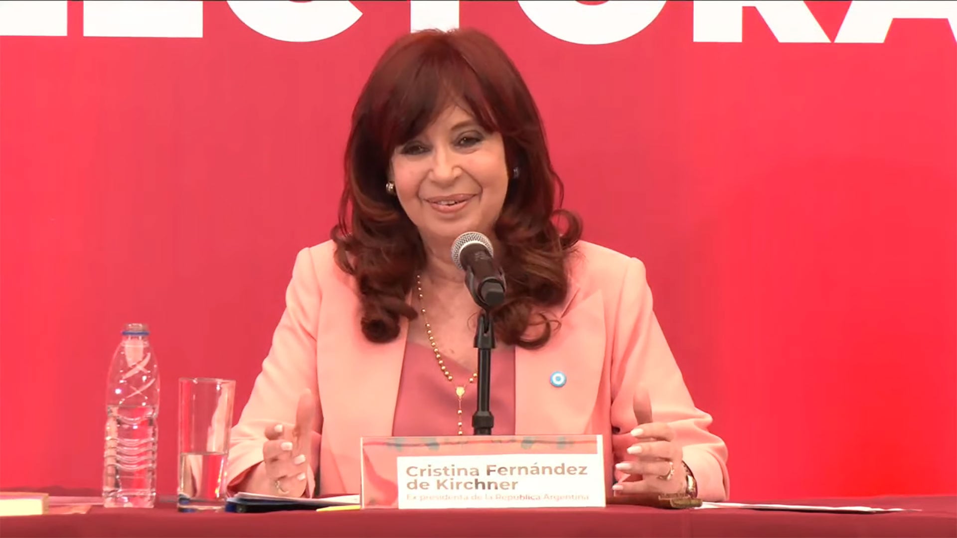 Cristina Kirchner reaparece públicamente en México tras el fraude en Venezuela