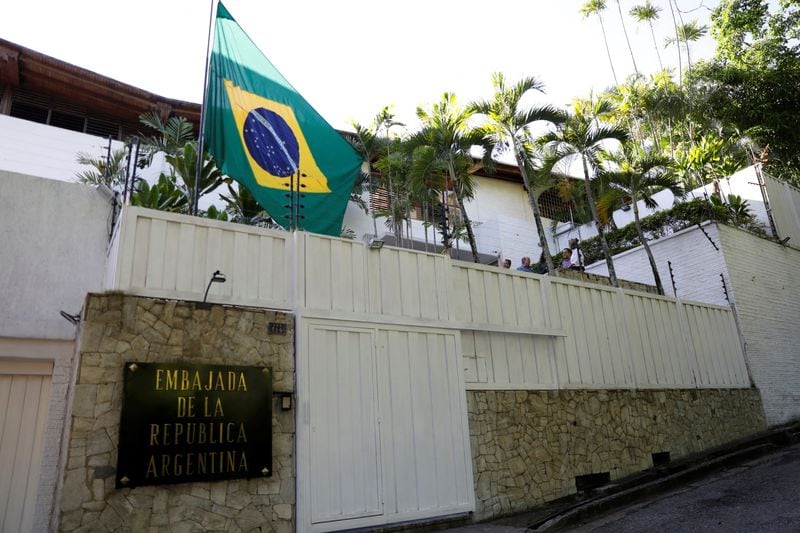 La bandera brasileña se izó en la embajada argentina, donde los miembros de la oposición venezolana han buscado asilo desde marzo 