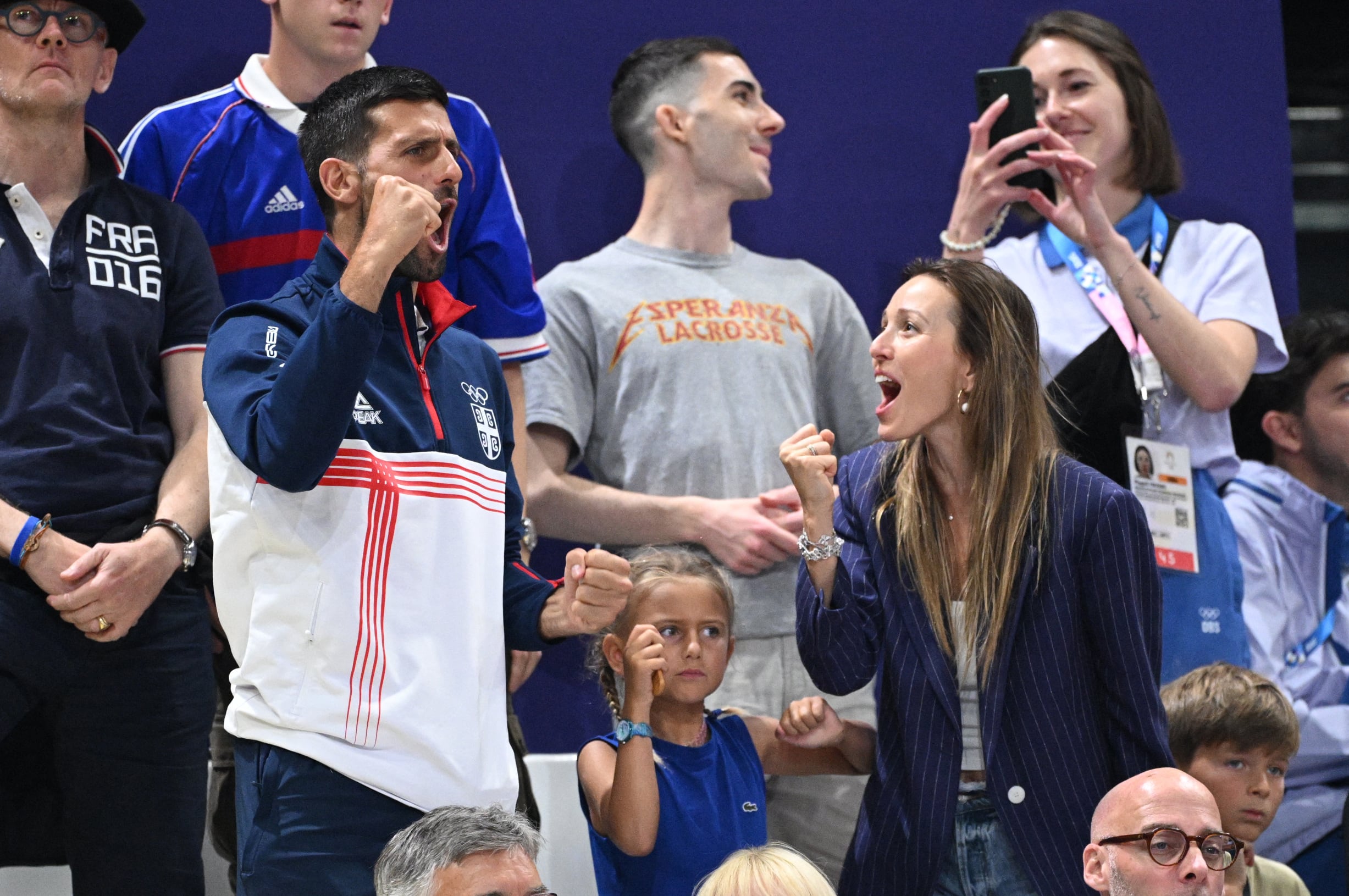 En los Juegos Olímpicos, aprovecharon para ver otros deportes. Aquí, disfrutando de Servia en vóley (REUTERS/Annegret Hilse)