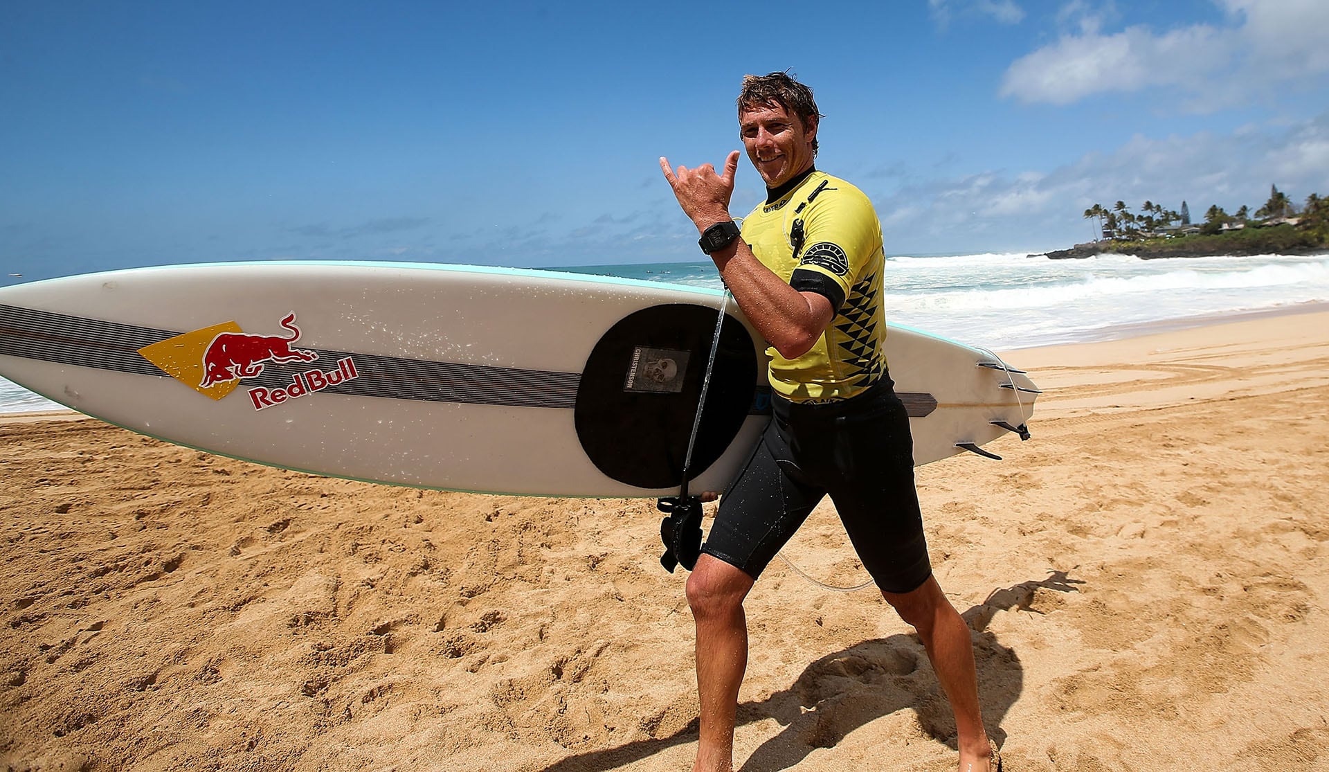 Surfistas haciendo shaka