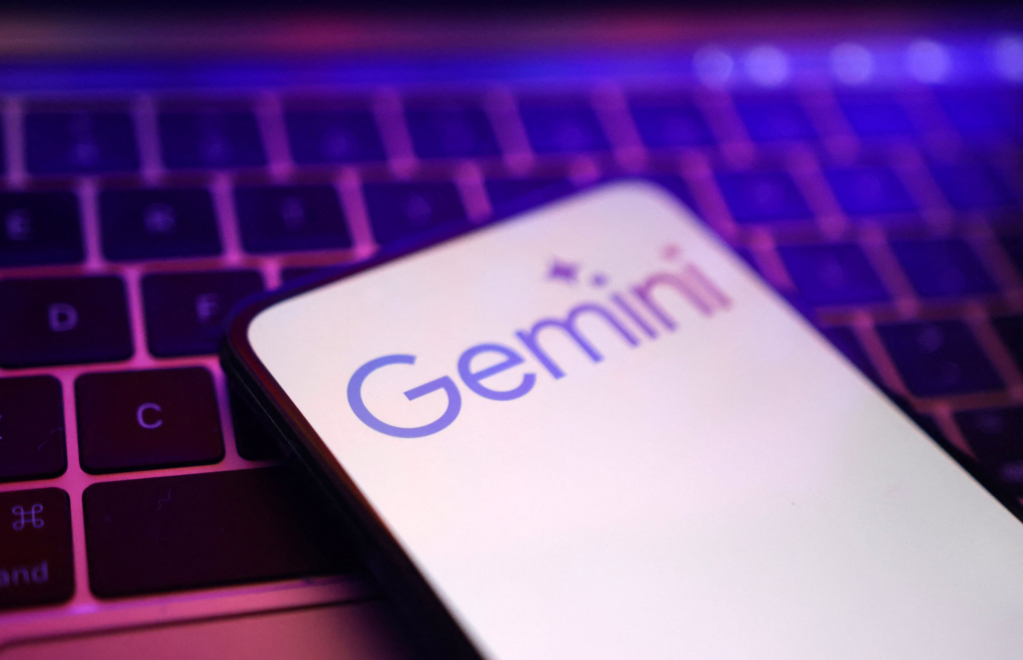 Gemini es el chatbot con IA de Google, disponible en su propia aplicación móvil o página web. REUTERS/Dado Ruvic/Illustration