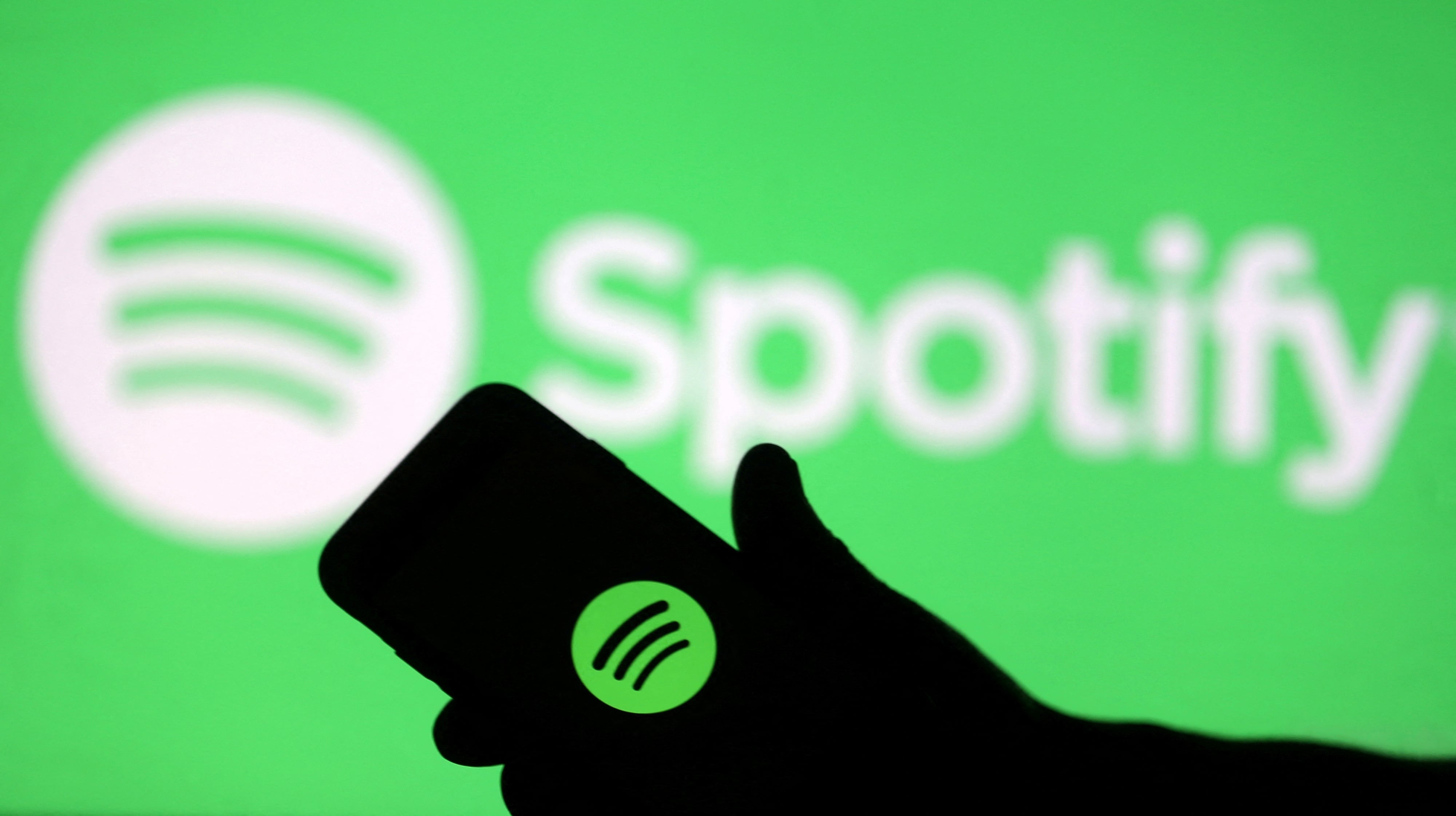 Spotify ya cuenta con funciones con IA como el DJ capaz de realizar listas de reproducción. REUTERS/Dado Ruvic/Illustration/File Photo