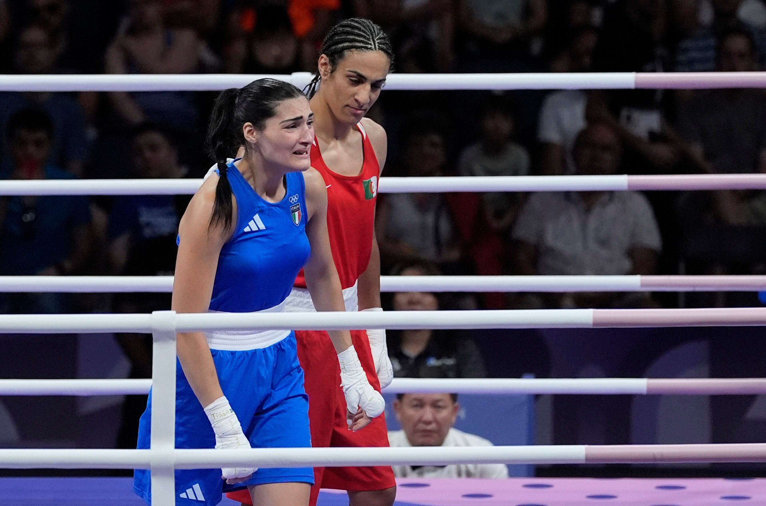 Angela Carini tendrá un consuelo tras su abandono en París 2024: la IBA la premiará económicamente como si hubiera sido campeona olímpica (AP Foto/Ariana Cubillos)