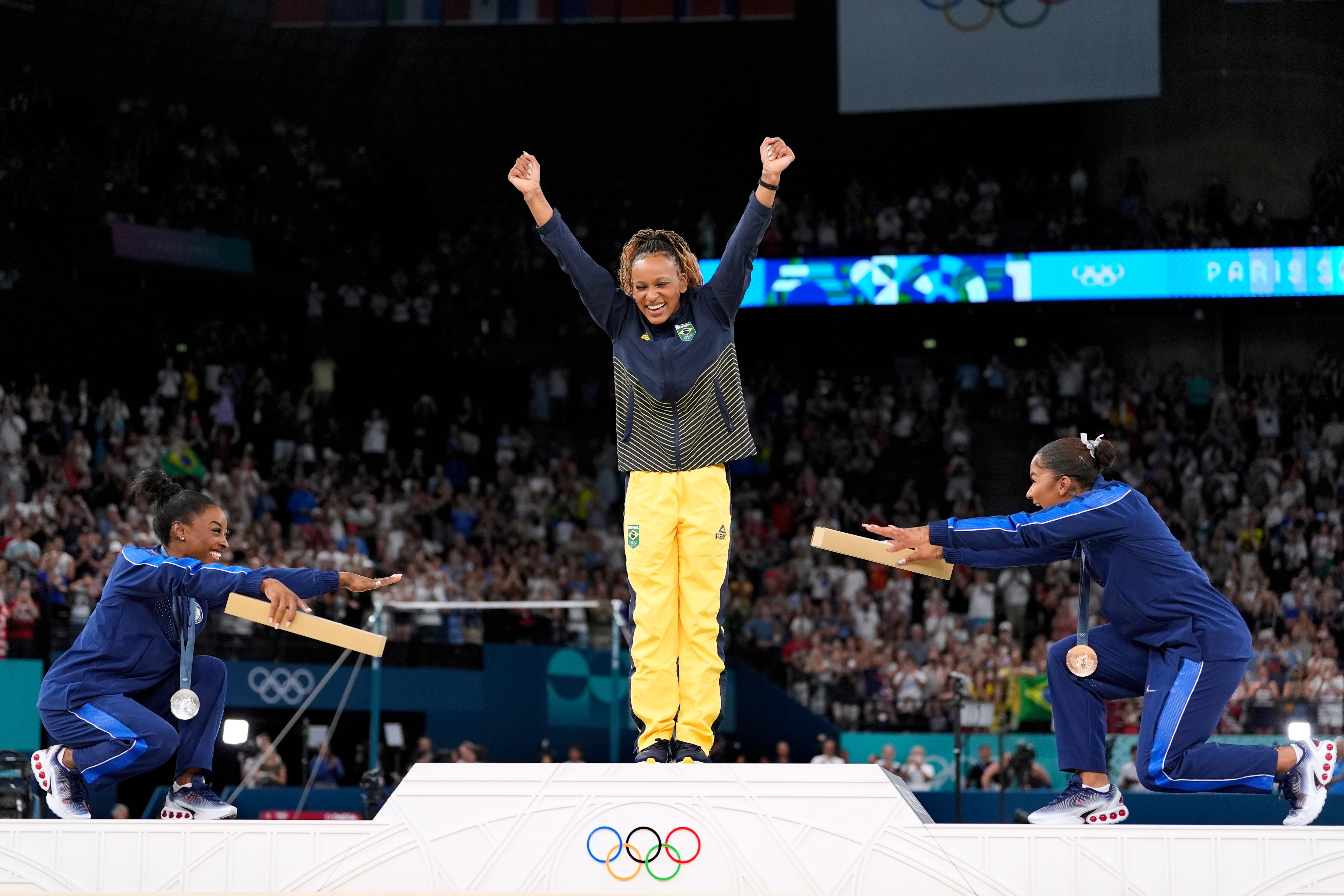 En Brasil, la gimnasta Rebeca Andrade recibirá unos 146 mil dólares por sus cuatro medallas (AP Foto/Abbie Parr)